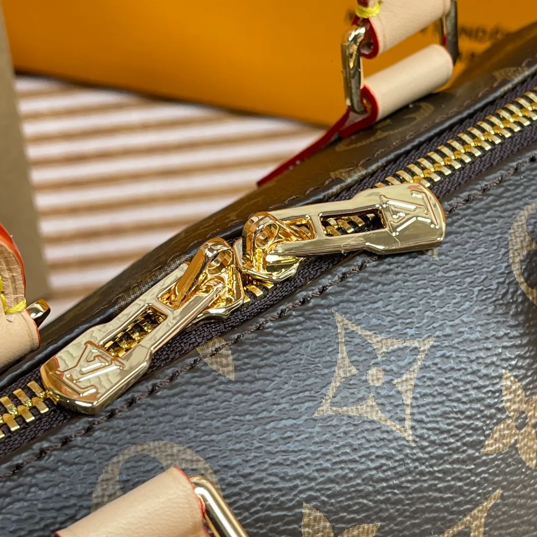[Upgraded version] P660🐶Upgraded version. High quality. Semi-steel hardware. ❣️M45957🐶 Comes with complete packaging SPEEDY BANDOULIÈRE 20 handbag This Speedy Bandoulière 20 handbag is made of Monogram canvas, cow leather trim and fabric lining, continuing the Louis Vuitton Speedy in a compact size The classic design of the travel bag features rolled leather handles and a removable and adjustable fabric shoulder strap embellished with the brand's signature texture. Dimensions: 20 x 13 x 12 cm
