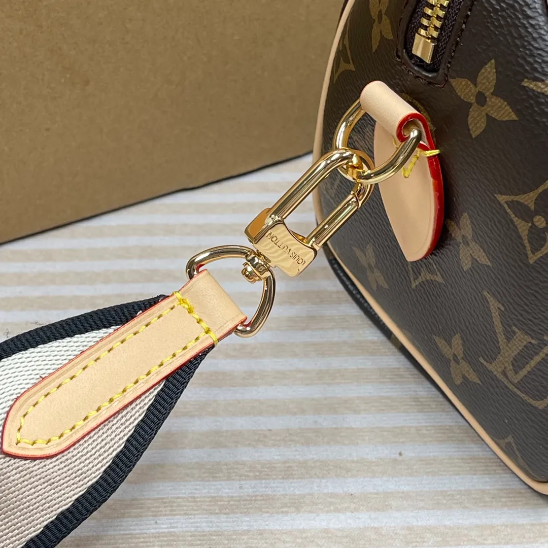 [Upgraded version] P660🐶Upgraded version. High quality. Semi-steel hardware. ❣️M45957🐶 Comes with complete packaging SPEEDY BANDOULIÈRE 20 handbag This Speedy Bandoulière 20 handbag is made of Monogram canvas, cow leather trim and fabric lining, continuing the Louis Vuitton Speedy in a compact size The classic design of the travel bag features rolled leather handles and a removable and adjustable fabric shoulder strap embellished with the brand's signature texture. Dimensions: 20 x 13 x 12 cm