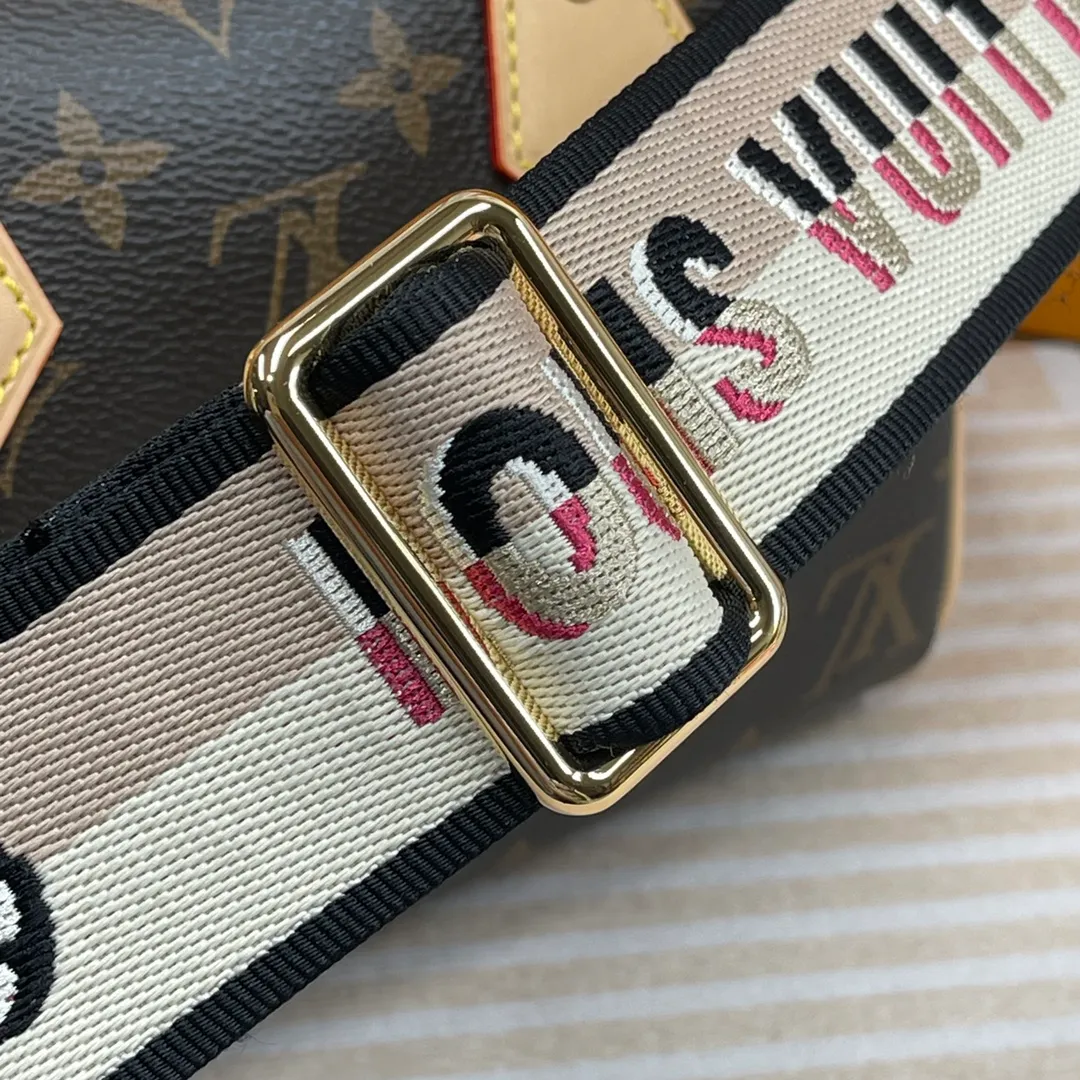[Upgraded version] P660🐶Upgraded version. High quality. Semi-steel hardware. ❣️M45957🐶 Comes with complete packaging SPEEDY BANDOULIÈRE 20 handbag This Speedy Bandoulière 20 handbag is made of Monogram canvas, cow leather trim and fabric lining, continuing the Louis Vuitton Speedy in a compact size The classic design of the travel bag features rolled leather handles and a removable and adjustable fabric shoulder strap embellished with the brand's signature texture. Dimensions: 20 x 13 x 12 cm