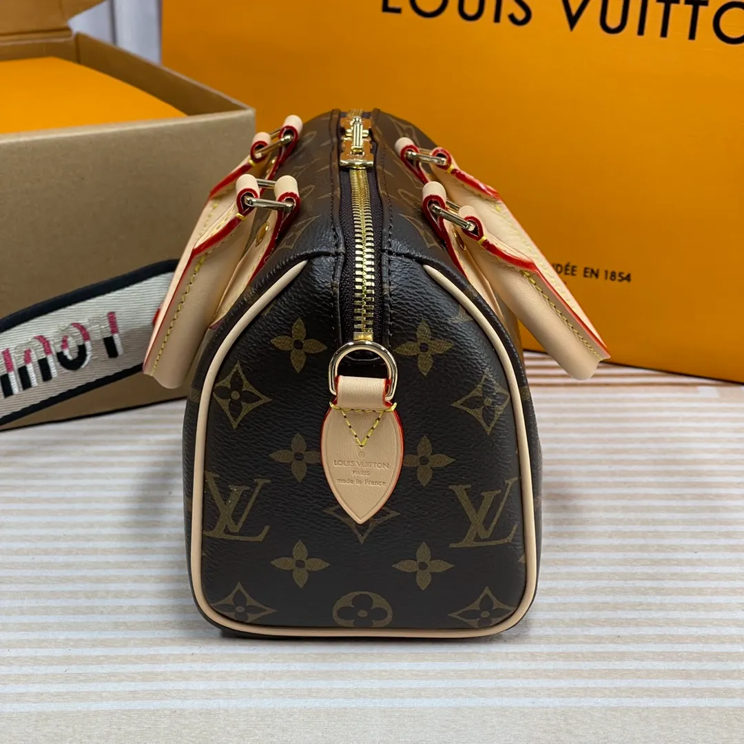 [Upgraded version] P660🐶Upgraded version. High quality. Semi-steel hardware. ❣️M45957🐶 Comes with complete packaging SPEEDY BANDOULIÈRE 20 handbag This Speedy Bandoulière 20 handbag is made of Monogram canvas, cow leather trim and fabric lining, continuing the Louis Vuitton Speedy in a compact size The classic design of the travel bag features rolled leather handles and a removable and adjustable fabric shoulder strap embellished with the brand's signature texture. Dimensions: 20 x 13 x 12 cm