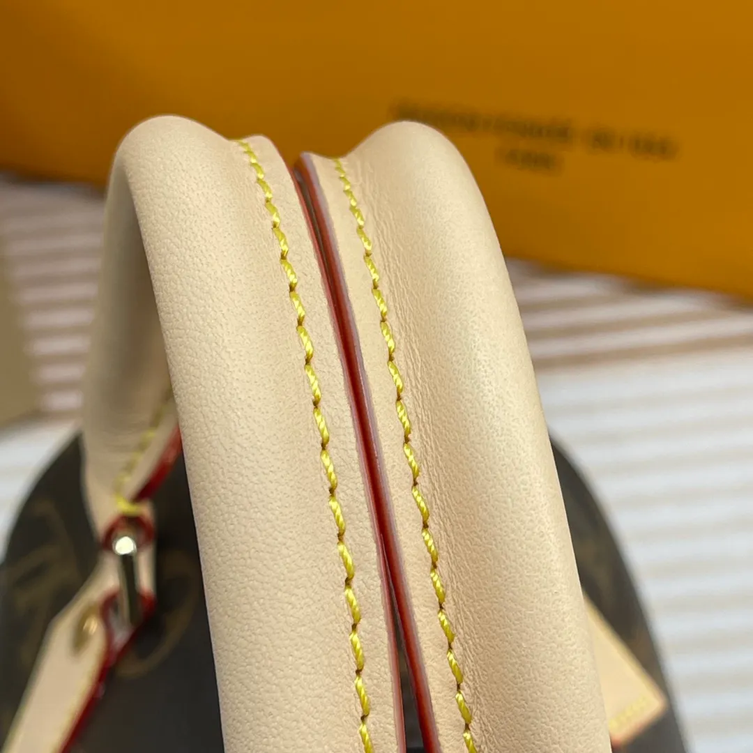 [Upgraded version] P660🐶Upgraded version. High quality. Semi-steel hardware. ❣️M45957🐶 Comes with complete packaging SPEEDY BANDOULIÈRE 20 handbag This Speedy Bandoulière 20 handbag is made of Monogram canvas, cow leather trim and fabric lining, continuing the Louis Vuitton Speedy in a compact size The classic design of the travel bag features rolled leather handles and a removable and adjustable fabric shoulder strap embellished with the brand's signature texture. Dimensions: 20 x 13 x 12 cm