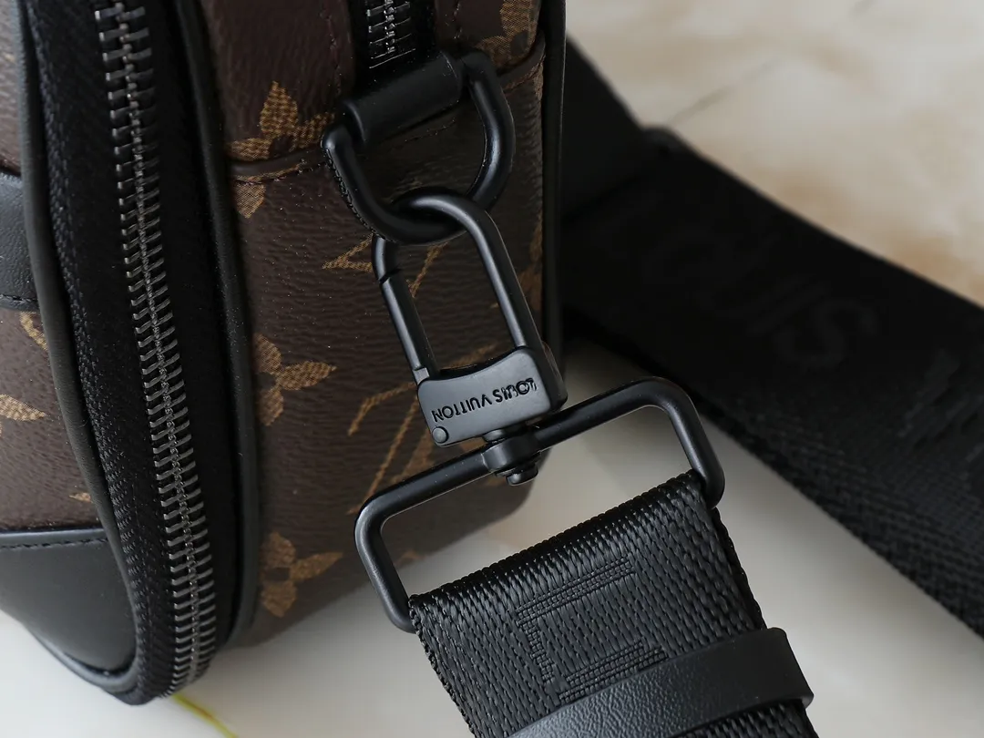 💰260💰Upgraded from the original M31069 M46955 M31014 M31016 nano alpha handbag, the monogram shadow leather is subtly embossed with the monogram pattern, making the compact structure show elegance. Black leather rivets with black floral pattern, two corners wrapped compartments on the front, box bag, camera bag, shoulder bag oo[handshake][handshake] rivet elements are marked with brand imprints, zipper compartments and external patch pockets are convenient for storing daily needs, and the detachable and adjustable leather shoulder strap allows for comfortable carrying. 24 x 16 x 8 cm (length x height x width)