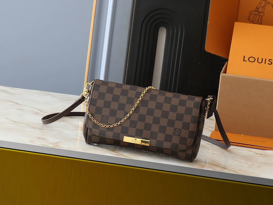💰160💰Upgraded original M40718 presbyopia N41275 white check N41129 non-check This FAVORITE medium handbag This Favorite medium handbag is made of Monogram canvas and can be held by hand or worn on the shoulder. Comes with detachable shoulder strap and metal chain. Carry it every day, elegant and noble. Dimensions: 28.0 x 15.0 x 4.0 cm