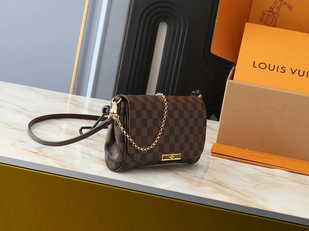 💰160💰Upgraded original M40718 presbyopia N41275 white check N41129 non-check This FAVORITE medium handbag This Favorite medium handbag is made of Monogram canvas and can be held by hand or worn on the shoulder. Comes with detachable shoulder strap and metal chain. Carry it every day, elegant and noble. Dimensions: 28.0 x 15.0 x 4.0 cm