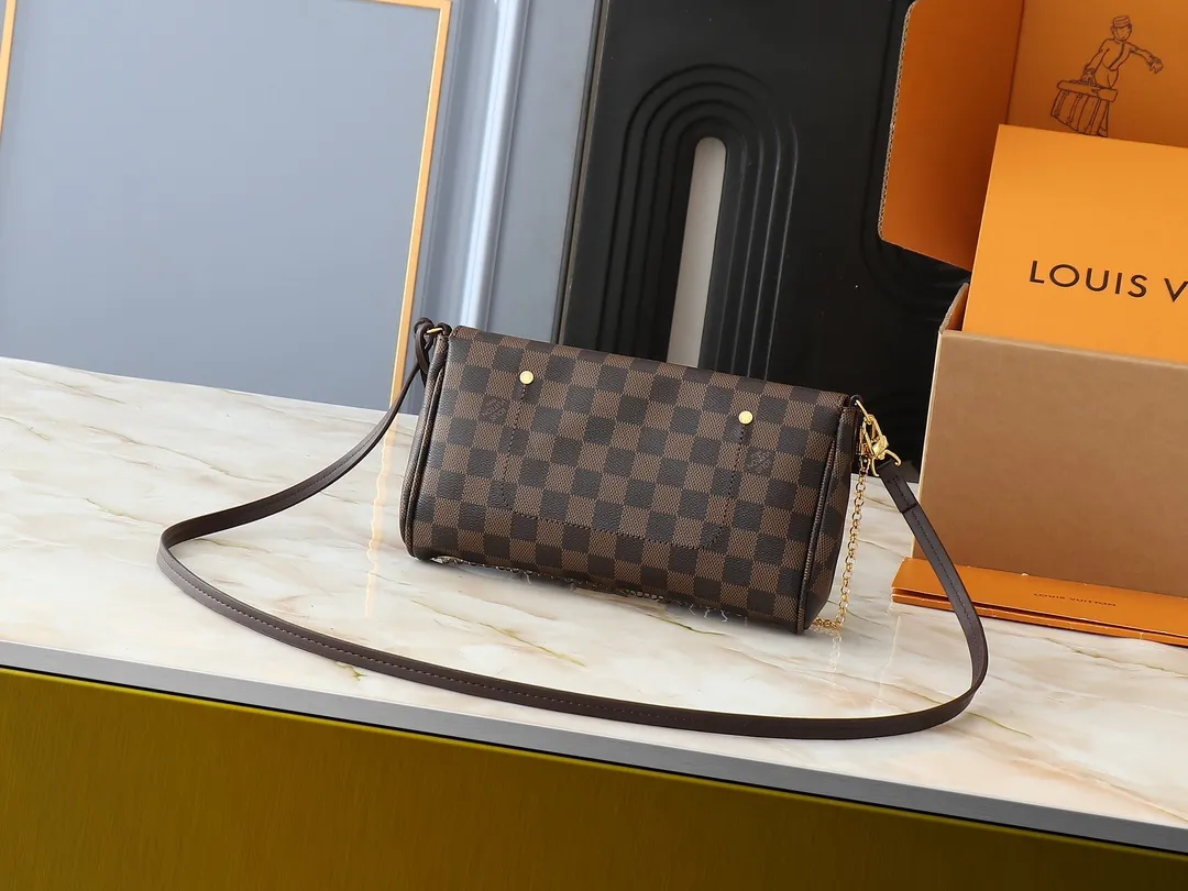 💰160💰Upgraded original M40718 presbyopia N41275 white check N41129 non-check This FAVORITE medium handbag This Favorite medium handbag is made of Monogram canvas and can be held by hand or worn on the shoulder. Comes with detachable shoulder strap and metal chain. Carry it every day, elegant and noble. Dimensions: 28.0 x 15.0 x 4.0 cm