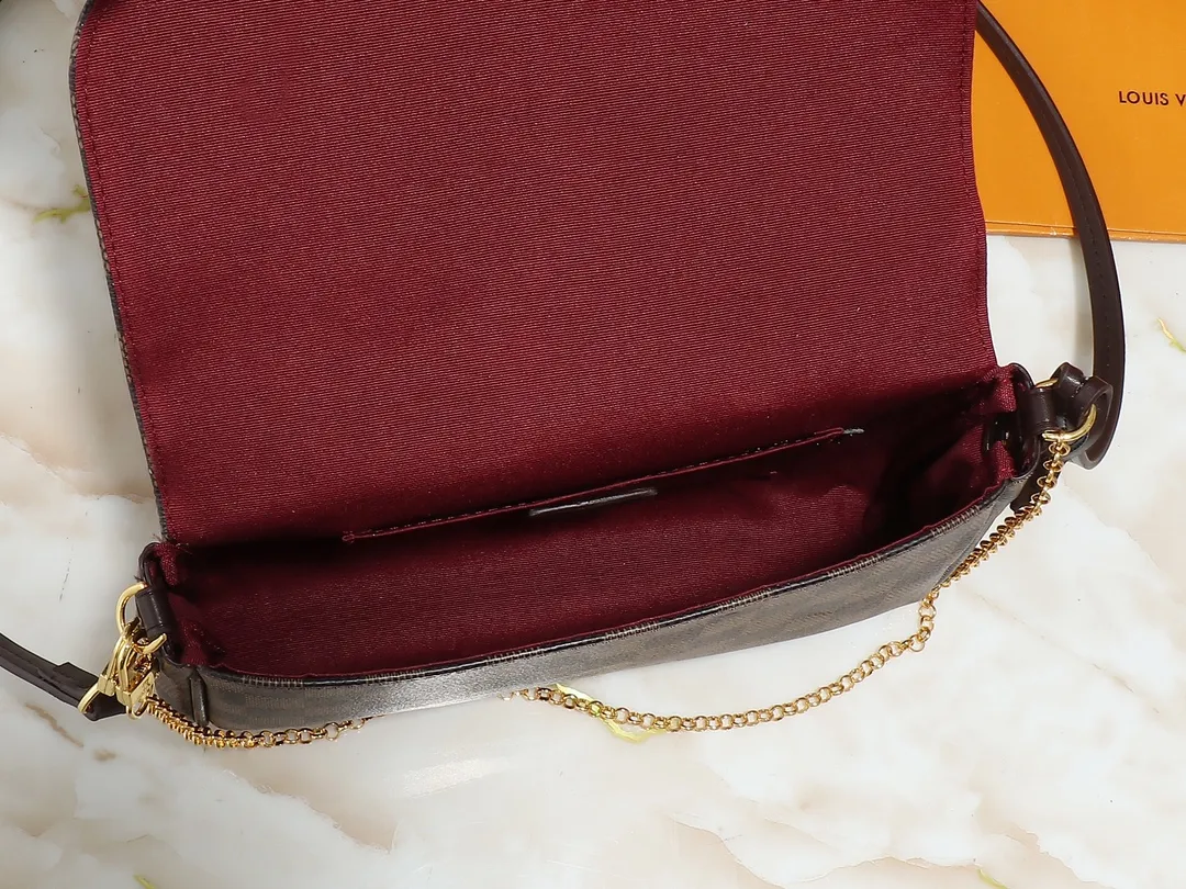 💰160💰Upgraded original M40718 presbyopia N41275 white check N41129 non-check This FAVORITE medium handbag This Favorite medium handbag is made of Monogram canvas and can be held by hand or worn on the shoulder. Comes with detachable shoulder strap and metal chain. Carry it every day, elegant and noble. Dimensions: 28.0 x 15.0 x 4.0 cm