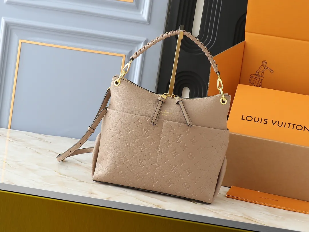 💰240💰Upgraded from the original M45522, 43170. This MONOGRAM canvas material is a new style of Melie handbag, a fashionable must-have item. Veau Cachemire leather material. Full leather embossed woven wrist double bag shopping bag. Lightweight and comfortable to carry. Unique vertical and narrow shape with modern style. Zipper pocket with metal engraved zipper puller for more personality. Size: 33x16x30cm
