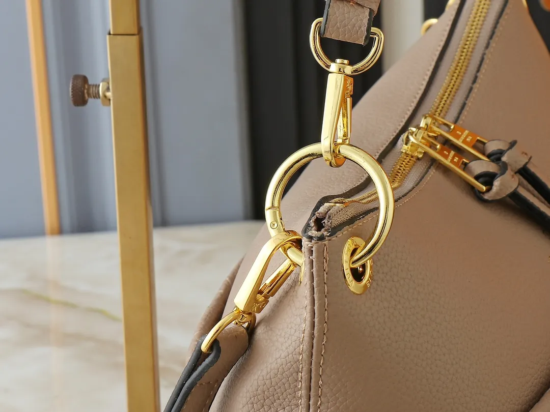 💰240💰Upgraded from the original M45522, 43170. This MONOGRAM canvas material is a new style of Melie handbag, a fashionable must-have item. Veau Cachemire leather material. Full leather embossed woven wrist double bag shopping bag. Lightweight and comfortable to carry. Unique vertical and narrow shape with modern style. Zipper pocket with metal engraved zipper puller for more personality. Size: 33x16x30cm