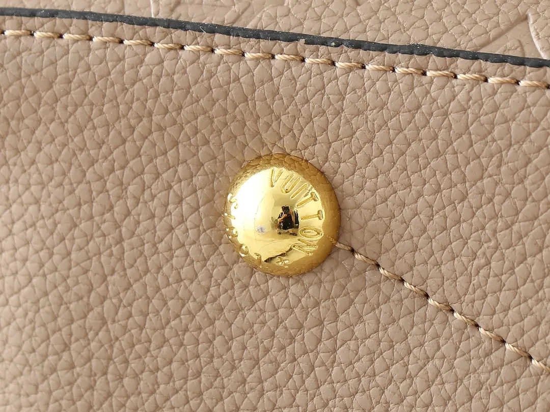 💰240💰Upgraded from the original M45522, 43170. This MONOGRAM canvas material is a new style of Melie handbag, a fashionable must-have item. Veau Cachemire leather material. Full leather embossed woven wrist double bag shopping bag. Lightweight and comfortable to carry. Unique vertical and narrow shape with modern style. Zipper pocket with metal engraved zipper puller for more personality. Size: 33x16x30cm