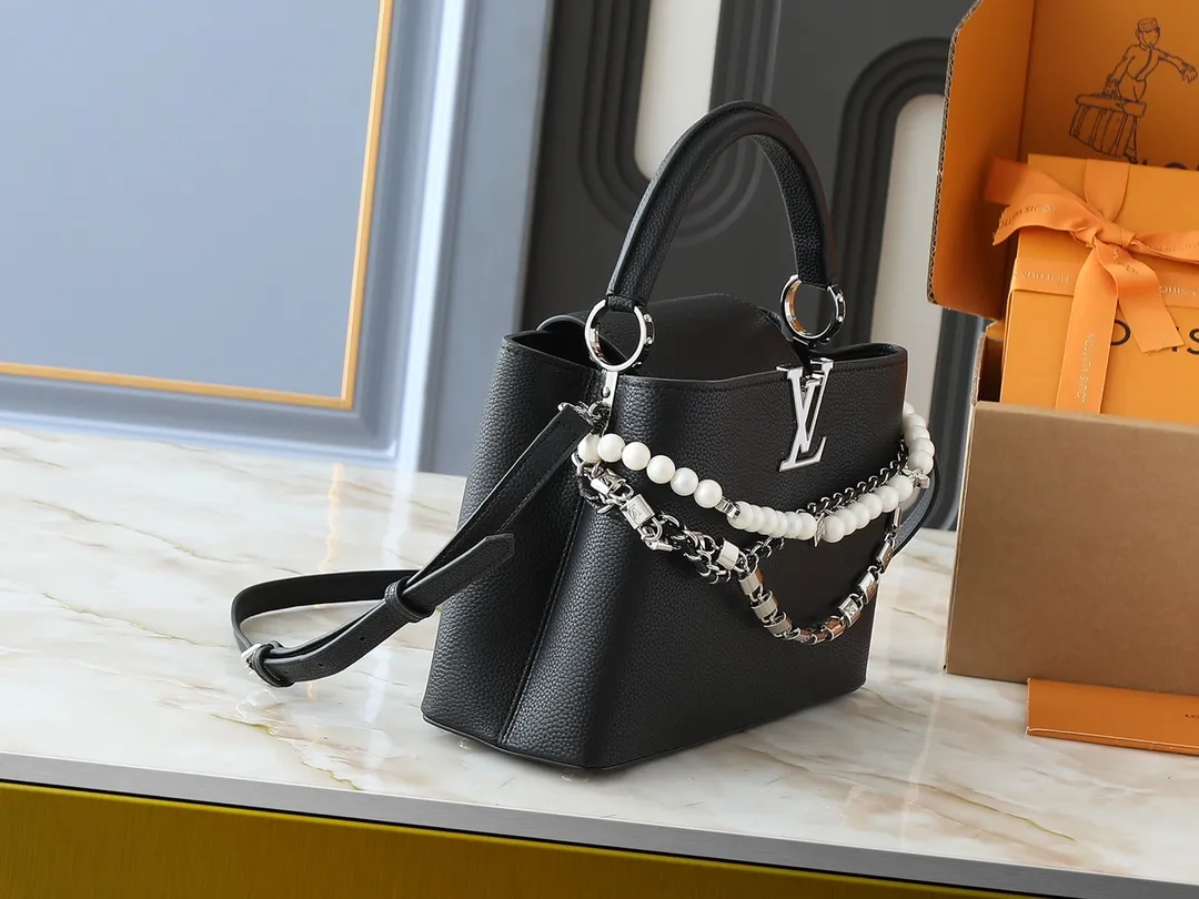 💰440💰Guangzhou goods Upgraded original M12345 M12346 M12279 M11908 M11906 This Capucines BB handbag is from the Trilogy series, using Taurillon cow leather and dazzling metal parts to convey elegant style. The gorgeous chain is embellished with a mini padlock and an enamel Monogram flower. The flap can be placed externally or internally to open multiple pockets. The sophisticated design allows for a variety of carrying experiences. Dimensions: 31.05 x 20.0 x 11.0 cm (length x height x width)