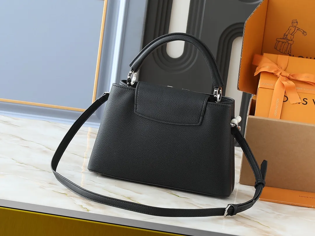 💰440💰Guangzhou goods Upgraded original M12345 M12346 M12279 M11908 M11906 This Capucines BB handbag is from the Trilogy series, using Taurillon cow leather and dazzling metal parts to convey elegant style. The gorgeous chain is embellished with a mini padlock and an enamel Monogram flower. The flap can be placed externally or internally to open multiple pockets. The sophisticated design allows for a variety of carrying experiences. Dimensions: 31.05 x 20.0 x 11.0 cm (length x height x width)