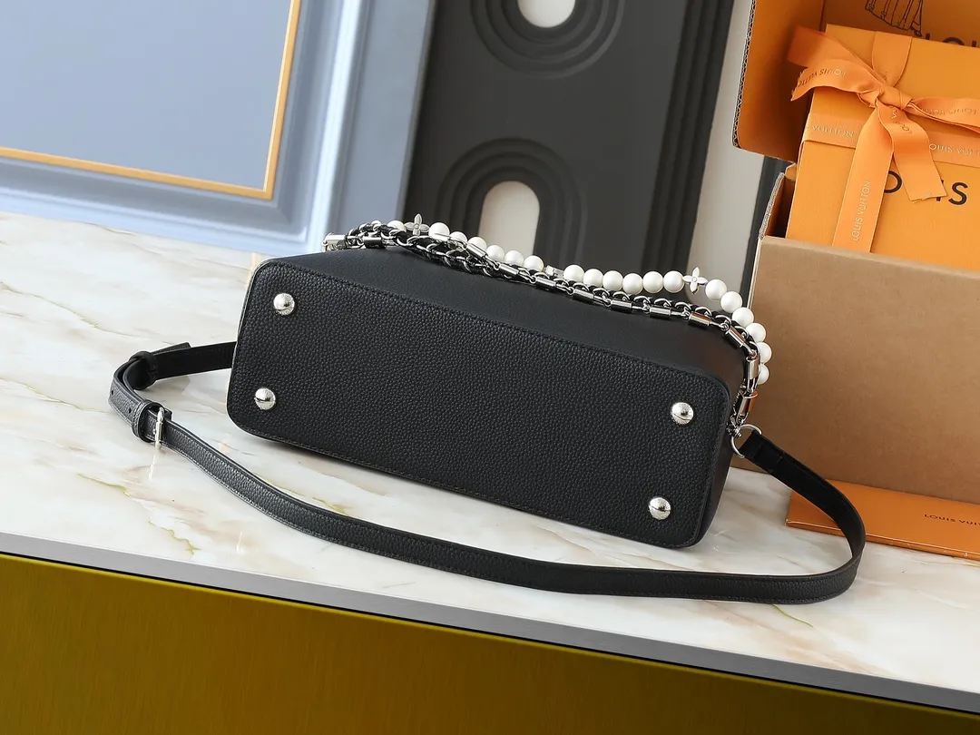 💰440💰Guangzhou goods Upgraded original M12345 M12346 M12279 M11908 M11906 This Capucines BB handbag is from the Trilogy series, using Taurillon cow leather and dazzling metal parts to convey elegant style. The gorgeous chain is embellished with a mini padlock and an enamel Monogram flower. The flap can be placed externally or internally to open multiple pockets. The sophisticated design allows for a variety of carrying experiences. Dimensions: 31.05 x 20.0 x 11.0 cm (length x height x width)