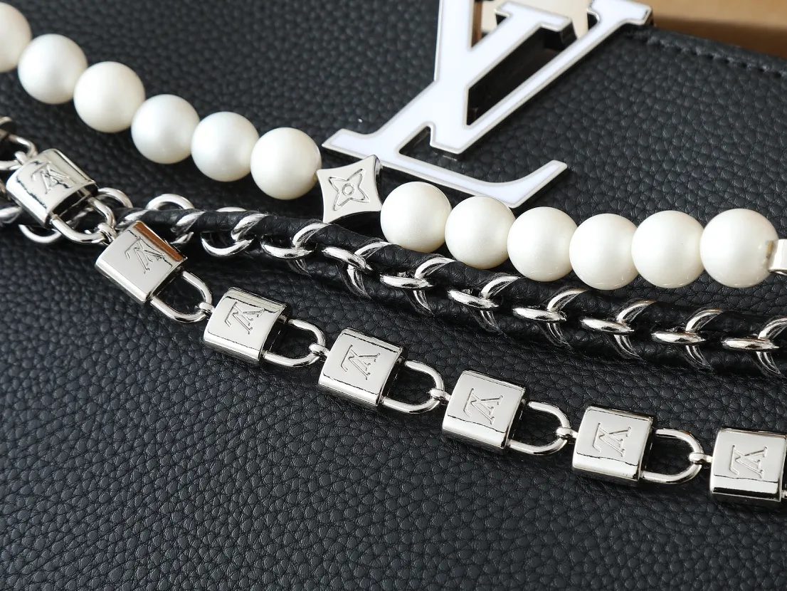 💰440💰Guangzhou goods Upgraded original M12345 M12346 M12279 M11908 M11906 This Capucines BB handbag is from the Trilogy series, using Taurillon cow leather and dazzling metal parts to convey elegant style. The gorgeous chain is embellished with a mini padlock and an enamel Monogram flower. The flap can be placed externally or internally to open multiple pockets. The sophisticated design allows for a variety of carrying experiences. Dimensions: 31.05 x 20.0 x 11.0 cm (length x height x width)