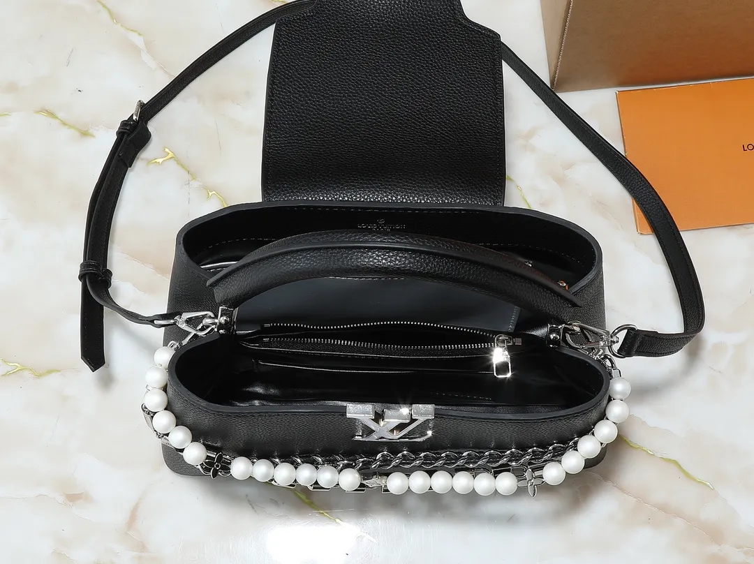 💰440💰Guangzhou goods Upgraded original M12345 M12346 M12279 M11908 M11906 This Capucines BB handbag is from the Trilogy series, using Taurillon cow leather and dazzling metal parts to convey elegant style. The gorgeous chain is embellished with a mini padlock and an enamel Monogram flower. The flap can be placed externally or internally to open multiple pockets. The sophisticated design allows for a variety of carrying experiences. Dimensions: 31.05 x 20.0 x 11.0 cm (length x height x width)