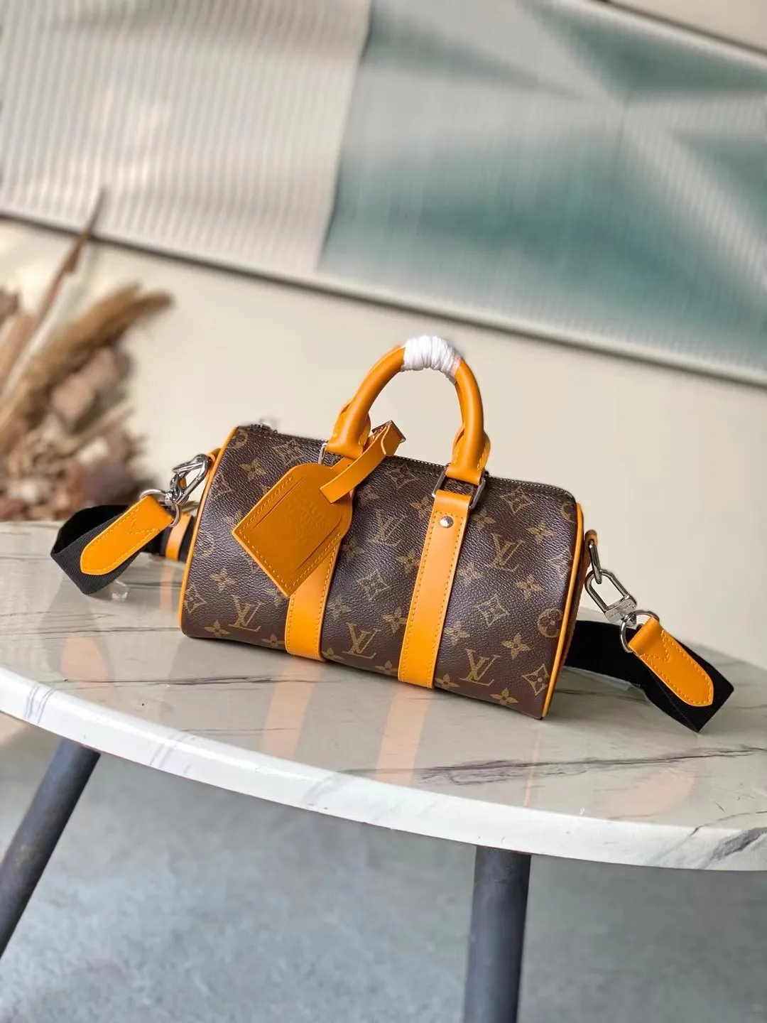 💰1020 Top original order M12733 This Keepal Bandouliere 25 handbag is from the LV Colormania series, using Monogram Macassar canvas and leather to interpret urban style. The colors of the side straps, top handles and fabric lining complement each other, and the brand’s retro slogan Volez, Voguez, Voyagez (flight, sailing, travel) is written on the classic brand. Dimensions: 25 × 15 × 11cm