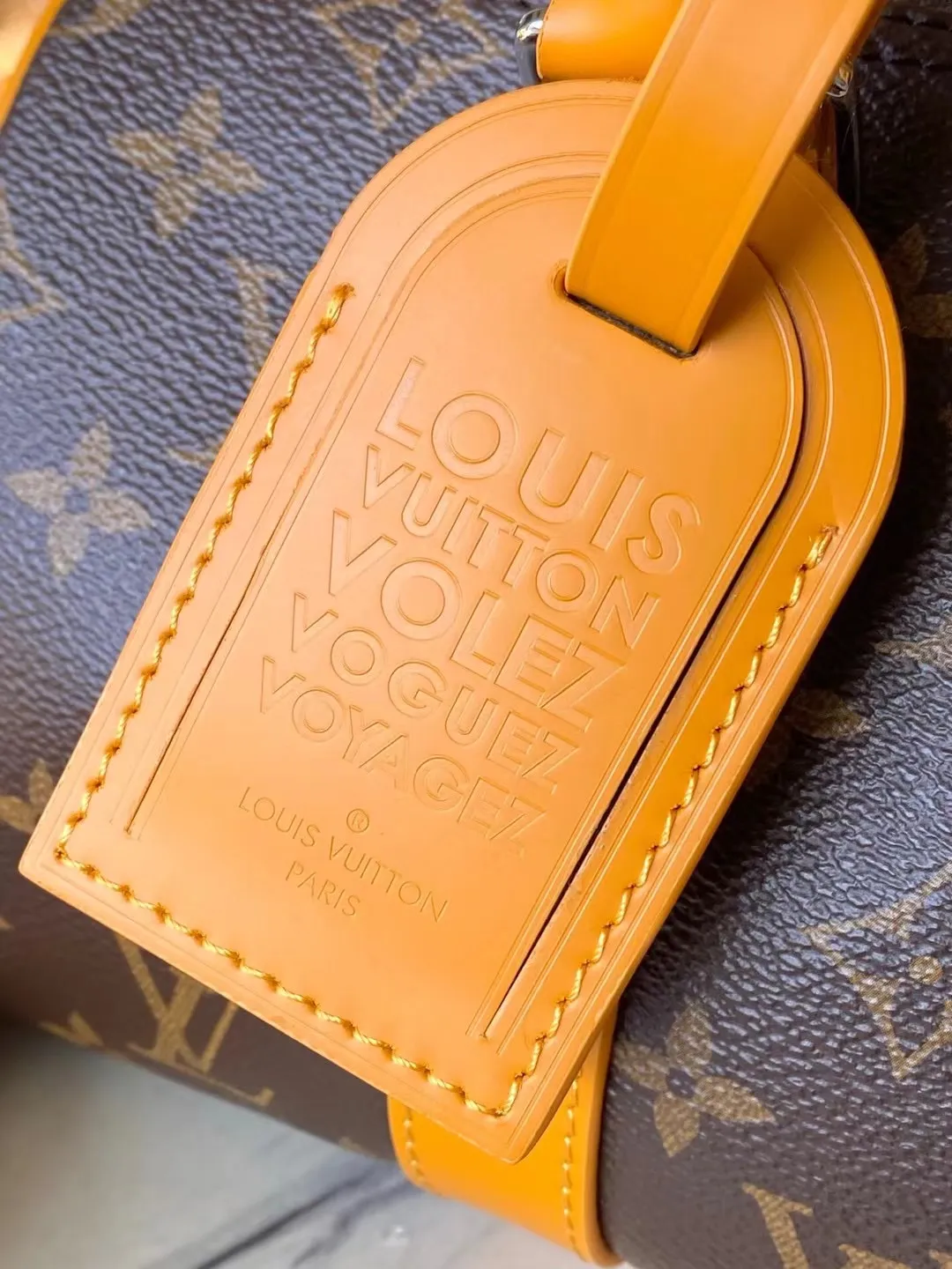 💰1020 Top original order M12733 This Keepal Bandouliere 25 handbag is from the LV Colormania series, using Monogram Macassar canvas and leather to interpret urban style. The colors of the side straps, top handles and fabric lining complement each other, and the brand’s retro slogan Volez, Voguez, Voyagez (flight, sailing, travel) is written on the classic brand. Dimensions: 25 × 15 × 11cm