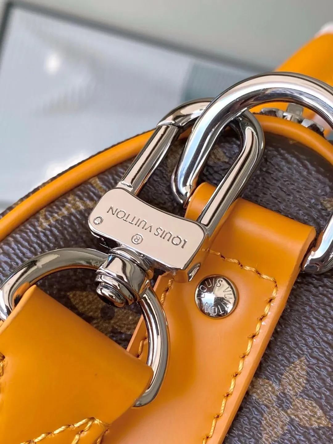 💰1020 Top original order M12733 This Keepal Bandouliere 25 handbag is from the LV Colormania series, using Monogram Macassar canvas and leather to interpret urban style. The colors of the side straps, top handles and fabric lining complement each other, and the brand’s retro slogan Volez, Voguez, Voyagez (flight, sailing, travel) is written on the classic brand. Dimensions: 25 × 15 × 11cm