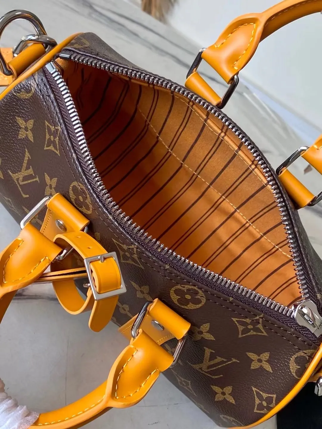 💰1020 Top original order M12733 This Keepal Bandouliere 25 handbag is from the LV Colormania series, using Monogram Macassar canvas and leather to interpret urban style. The colors of the side straps, top handles and fabric lining complement each other, and the brand’s retro slogan Volez, Voguez, Voyagez (flight, sailing, travel) is written on the classic brand. Dimensions: 25 × 15 × 11cm