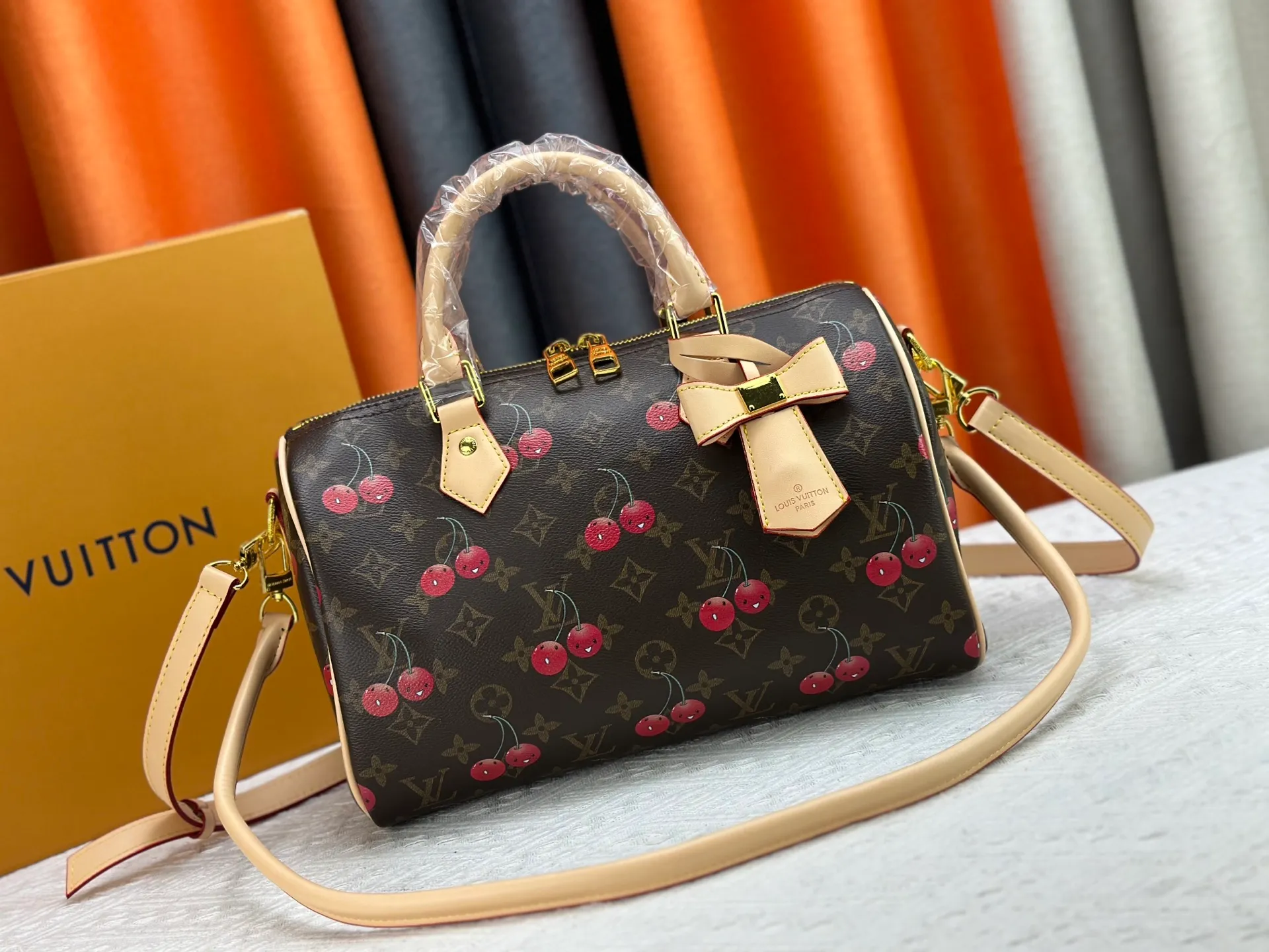 P320 M17089 M40391 Louis Vuitton first cooperated with Japanese M artist Takashi Murakami in 2003 and launched the classic "Color Monogram" series, which immediately caused a trend storm. The "Cherry Series" launched in 2005 is based on Murakami's design, integrating cherry elements into LV's classic Monogram canvas, showing the perfect combination of art and fashion. Size: 30x21x17