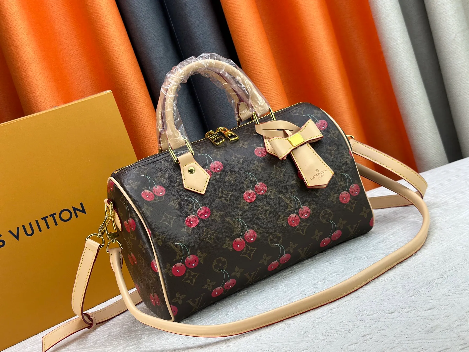 P320 M17089 M40391 Louis Vuitton first cooperated with Japanese M artist Takashi Murakami in 2003 and launched the classic "Color Monogram" series, which immediately caused a trend storm. The "Cherry Series" launched in 2005 is based on Murakami's design, integrating cherry elements into LV's classic Monogram canvas, showing the perfect combination of art and fashion. Size: 30x21x17