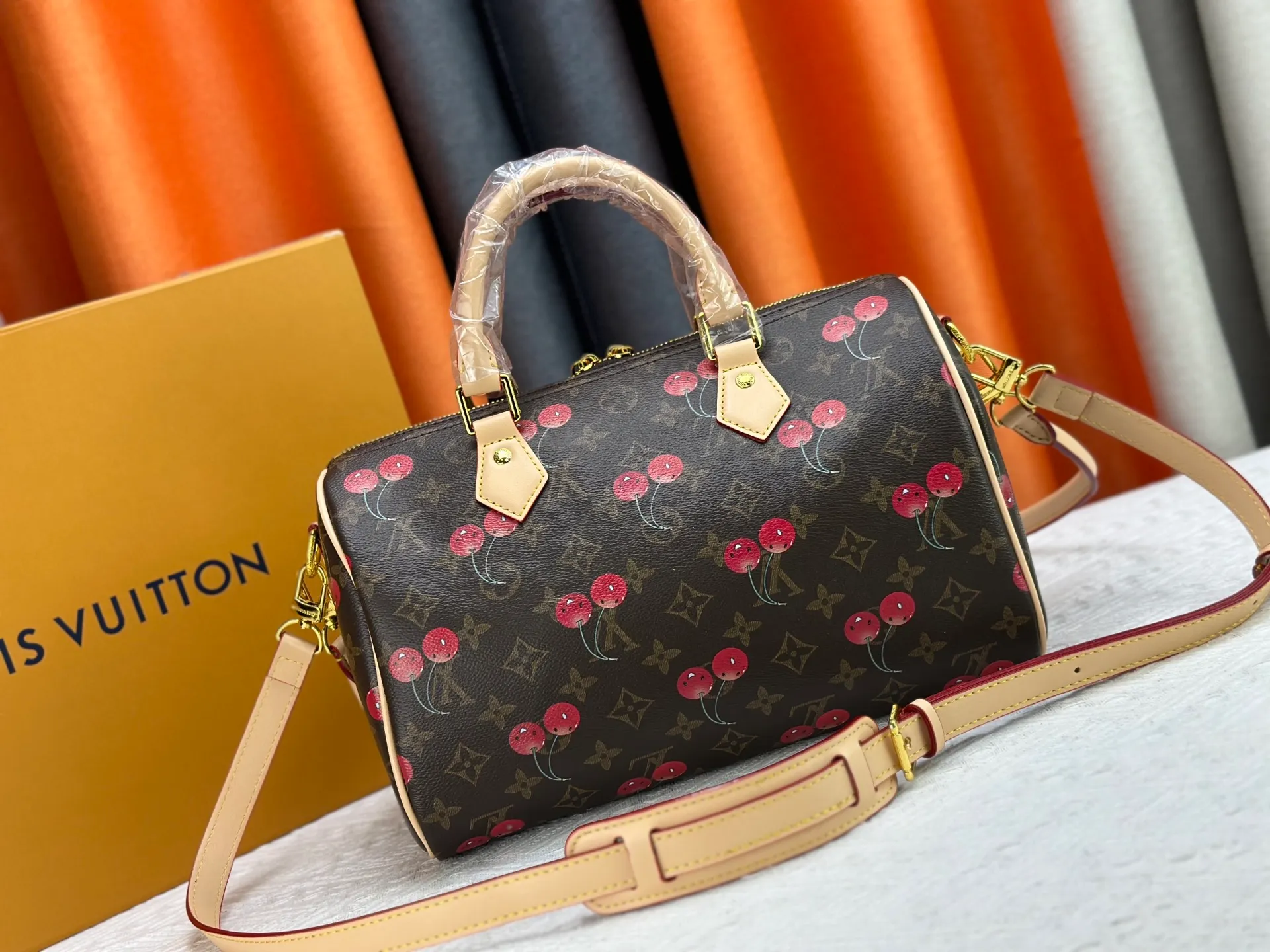 P320 M17089 M40391 Louis Vuitton first cooperated with Japanese M artist Takashi Murakami in 2003 and launched the classic "Color Monogram" series, which immediately caused a trend storm. The "Cherry Series" launched in 2005 is based on Murakami's design, integrating cherry elements into LV's classic Monogram canvas, showing the perfect combination of art and fashion. Size: 30x21x17