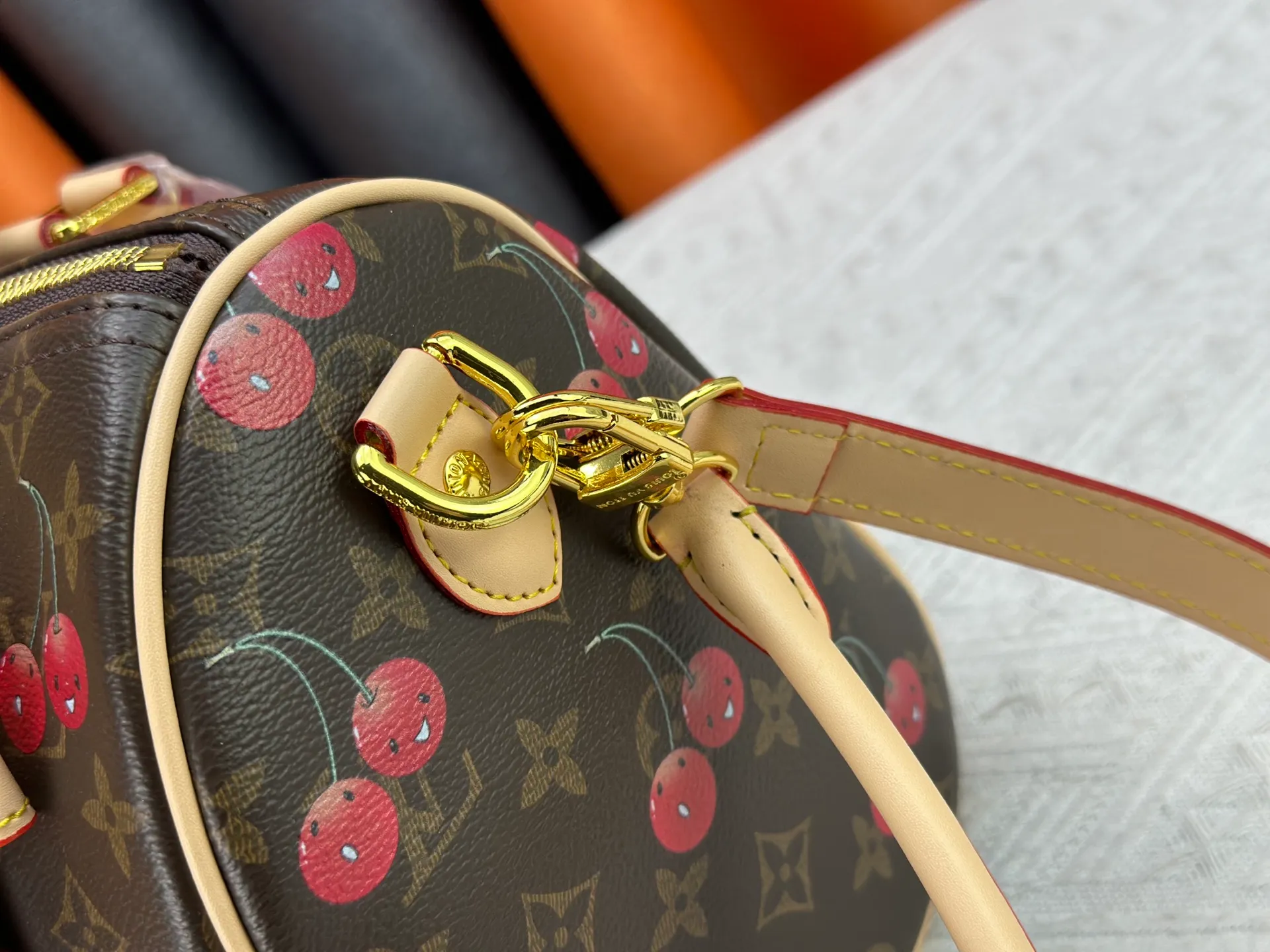 P320 M17089 M40391 Louis Vuitton first cooperated with Japanese M artist Takashi Murakami in 2003 and launched the classic "Color Monogram" series, which immediately caused a trend storm. The "Cherry Series" launched in 2005 is based on Murakami's design, integrating cherry elements into LV's classic Monogram canvas, showing the perfect combination of art and fashion. Size: 30x21x17