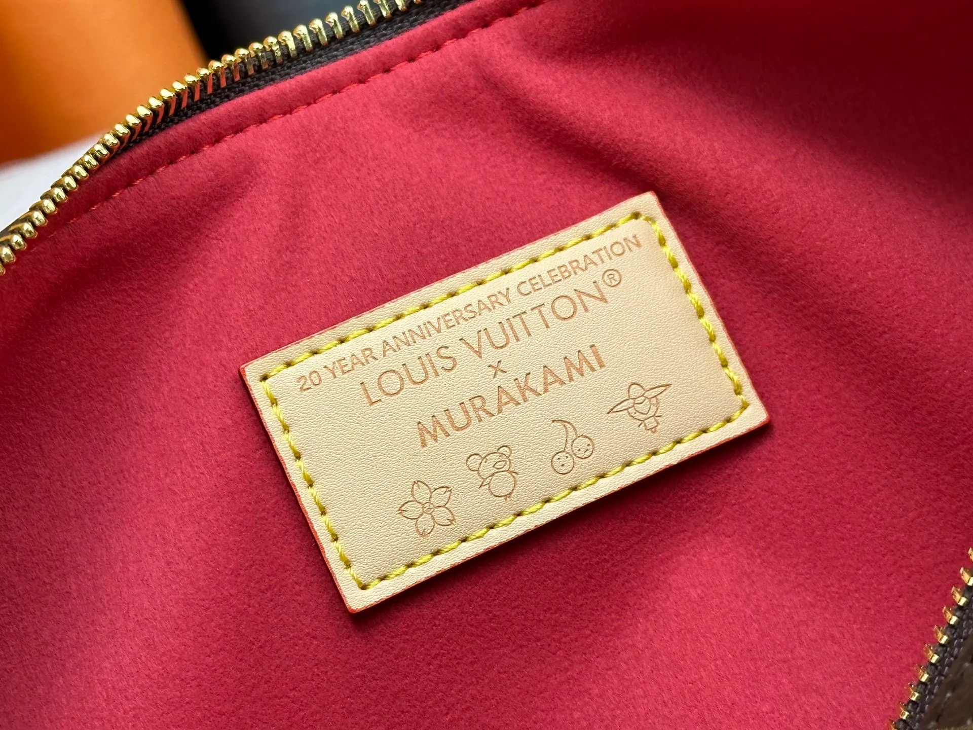 P320 M17089 M40391 Louis Vuitton first cooperated with Japanese M artist Takashi Murakami in 2003 and launched the classic "Color Monogram" series, which immediately caused a trend storm. The "Cherry Series" launched in 2005 is based on Murakami's design, integrating cherry elements into LV's classic Monogram canvas, showing the perfect combination of art and fashion. Size: 30x21x17