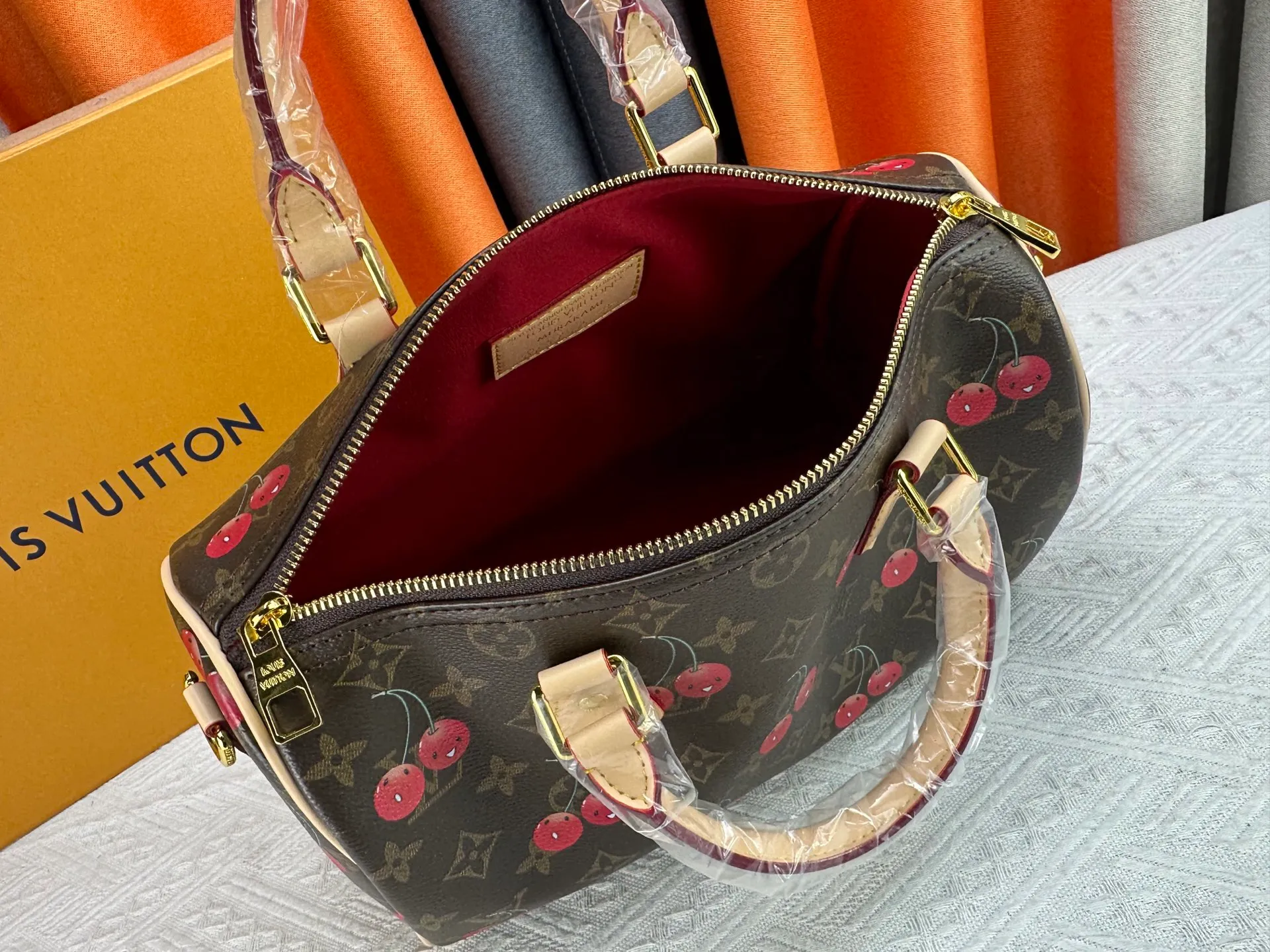 P320 M17089 M40391 Louis Vuitton first cooperated with Japanese M artist Takashi Murakami in 2003 and launched the classic "Color Monogram" series, which immediately caused a trend storm. The "Cherry Series" launched in 2005 is based on Murakami's design, integrating cherry elements into LV's classic Monogram canvas, showing the perfect combination of art and fashion. Size: 30x21x17