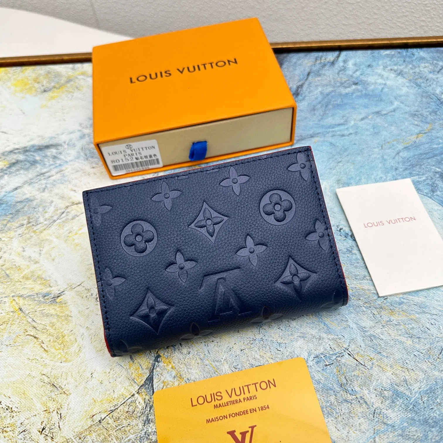 💰150 💎Top original version 🇫🇷 This Cléa wallet is made of Monogram Empreinte soft grained cowhide, embellished with Louis Vuitton's iconic Monogram embossed pattern. It has a stylish design, is exquisite and compact but has a spacious capacity. It is equipped with an external patch pocket, zipper coin pocket, banknote compartment and six credit card slots. Model: M80152 M80151 Dimensions: 12 x 9 x 3.5