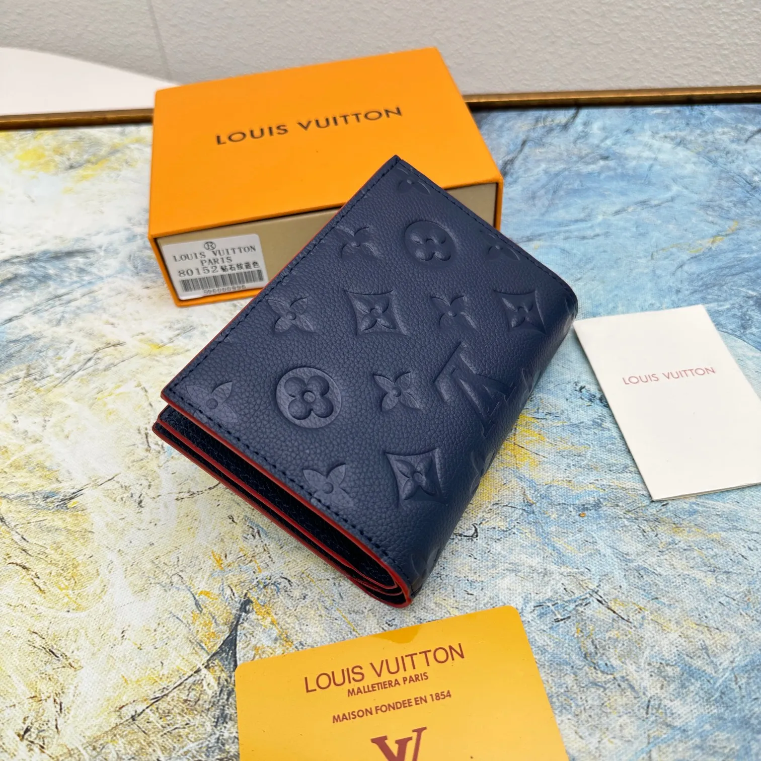 💰150 💎Top original version 🇫🇷 This Cléa wallet is made of Monogram Empreinte soft grained cowhide, embellished with Louis Vuitton's iconic Monogram embossed pattern. It has a stylish design, is exquisite and compact but has a spacious capacity. It is equipped with an external patch pocket, zipper coin pocket, banknote compartment and six credit card slots. Model: M80152 M80151 Dimensions: 12 x 9 x 3.5
