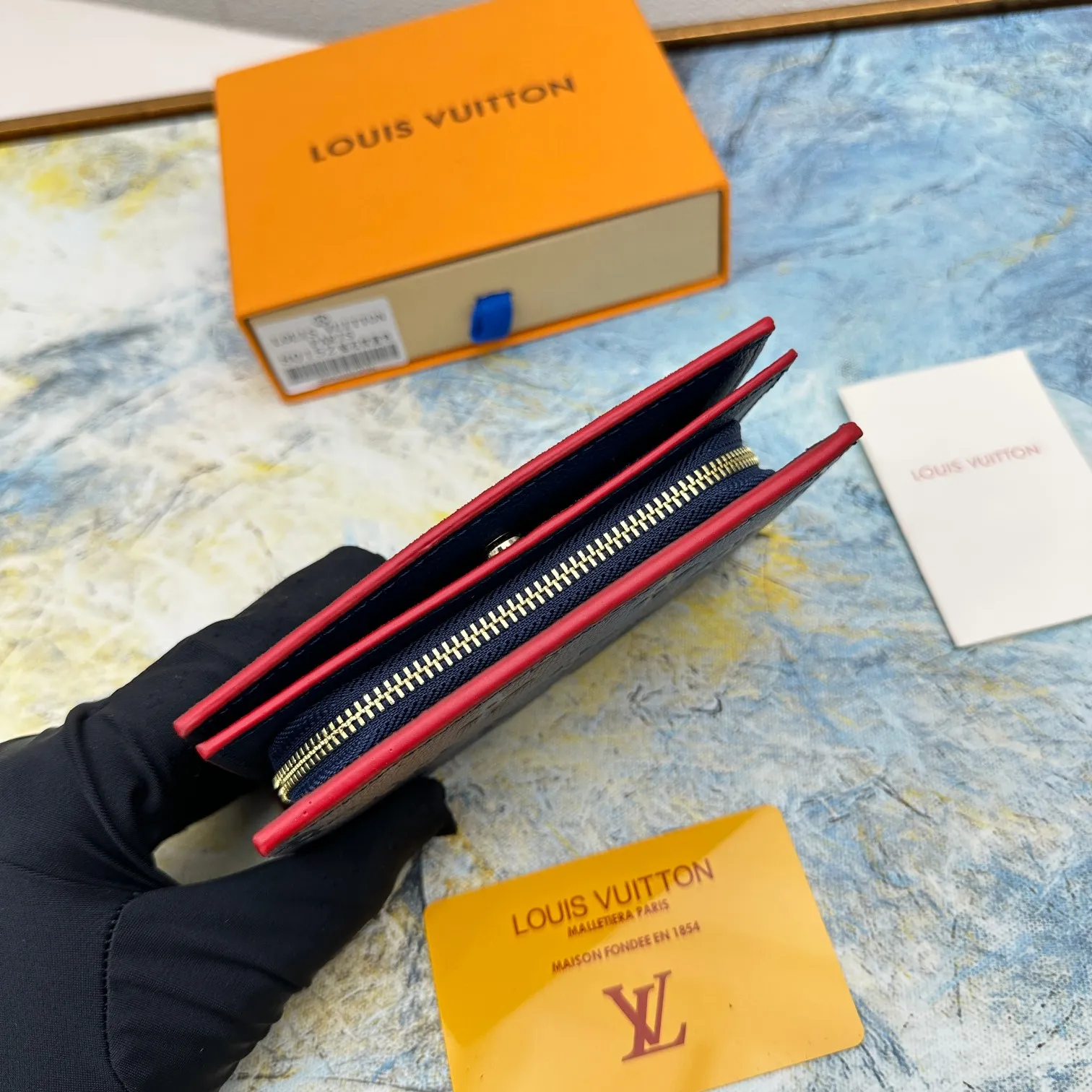 💰150 💎Top original version 🇫🇷 This Cléa wallet is made of Monogram Empreinte soft grained cowhide, embellished with Louis Vuitton's iconic Monogram embossed pattern. It has a stylish design, is exquisite and compact but has a spacious capacity. It is equipped with an external patch pocket, zipper coin pocket, banknote compartment and six credit card slots. Model: M80152 M80151 Dimensions: 12 x 9 x 3.5