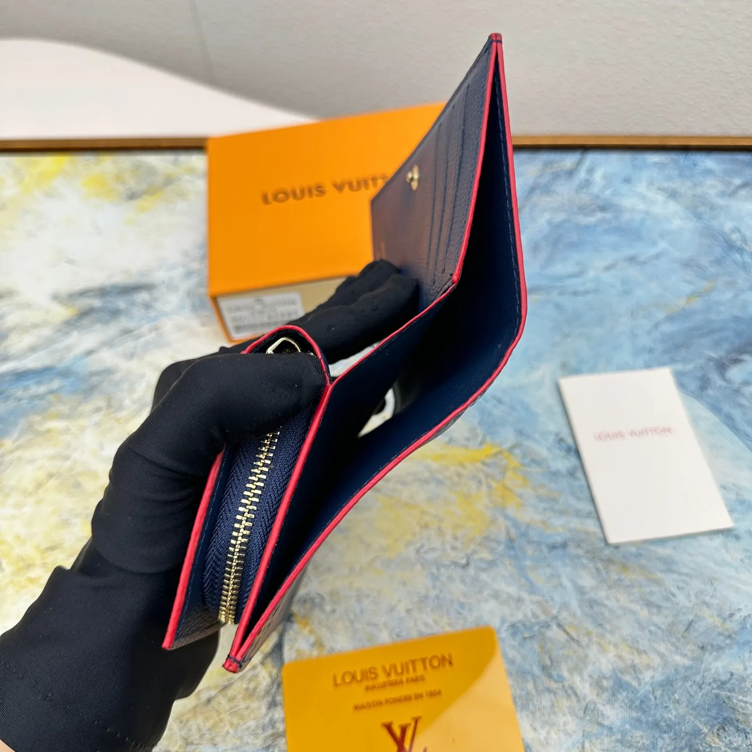 💰150 💎Top original version 🇫🇷 This Cléa wallet is made of Monogram Empreinte soft grained cowhide, embellished with Louis Vuitton's iconic Monogram embossed pattern. It has a stylish design, is exquisite and compact but has a spacious capacity. It is equipped with an external patch pocket, zipper coin pocket, banknote compartment and six credit card slots. Model: M80152 M80151 Dimensions: 12 x 9 x 3.5