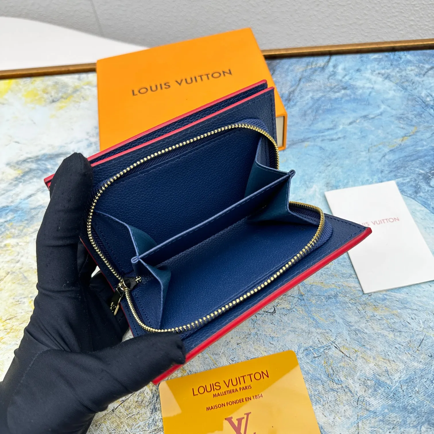 💰150 💎Top original version 🇫🇷 This Cléa wallet is made of Monogram Empreinte soft grained cowhide, embellished with Louis Vuitton's iconic Monogram embossed pattern. It has a stylish design, is exquisite and compact but has a spacious capacity. It is equipped with an external patch pocket, zipper coin pocket, banknote compartment and six credit card slots. Model: M80152 M80151 Dimensions: 12 x 9 x 3.5