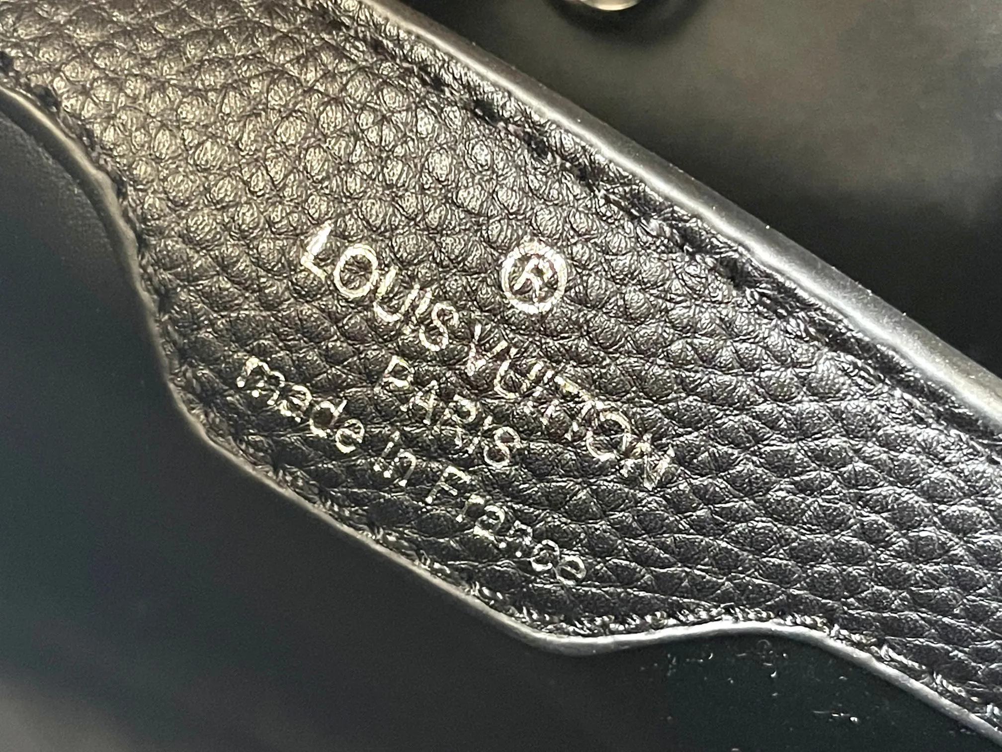 Upgraded version P440 M21663 This LV x YK Capucines small handbag comes from the Louis Vuitton x Yayoi Kusama collaboration series. The renowned Japanese artist has been obsessed with polka dots as a symbol of infinity since childhood, and finds a dazzling expression in supple Taurillon leather decorated with 3D hand-painted polka dot prints. Detailed features 27 x 18 x 9 cm (length x height x width)