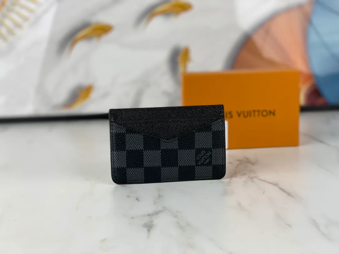 💰90💰M60166👏👏The Neo card holder made of Monogram Macassar canvas is the first choice for carrying important cards. Cowhide leather trim makes the classic Louis Vuitton pattern even more eye-catching. Dimensions: 11.0 x 7.0 x 0.6 cm