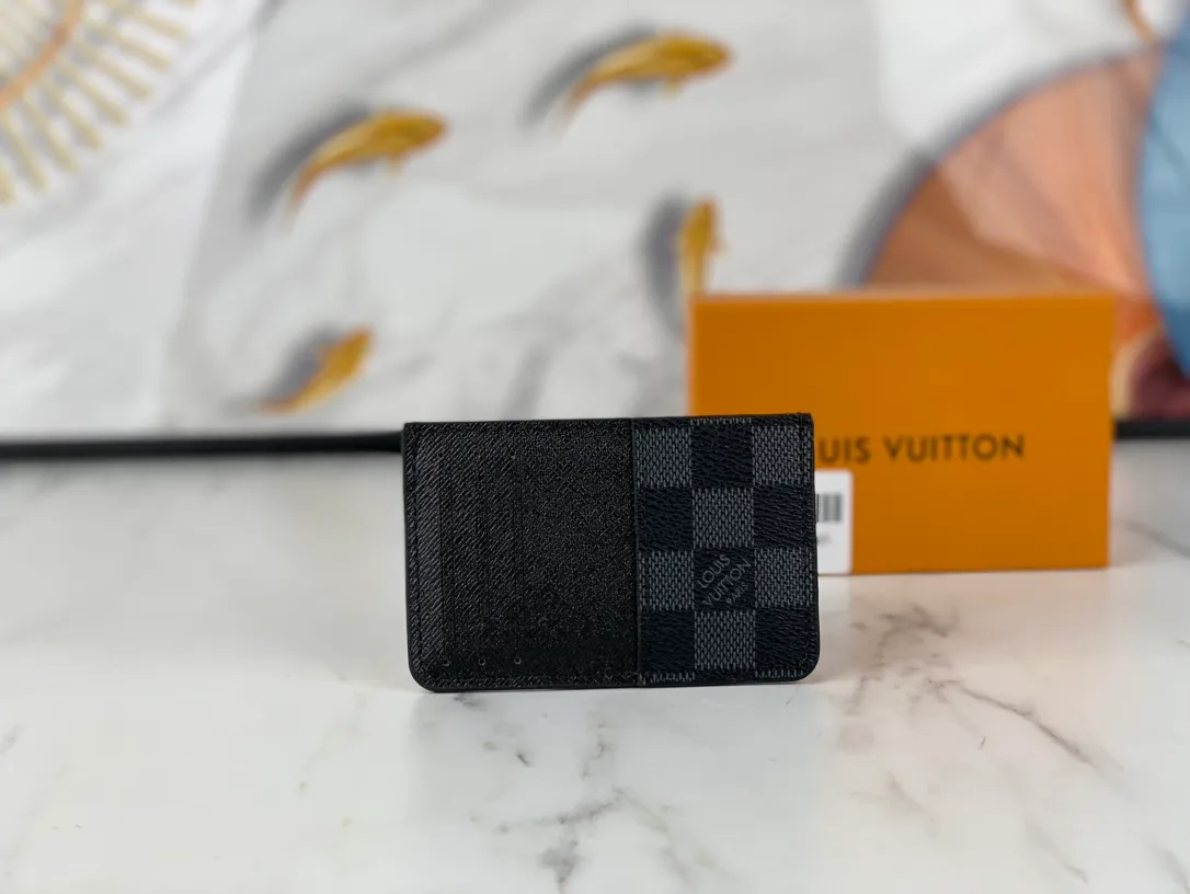 💰90💰M60166👏👏The Neo card holder made of Monogram Macassar canvas is the first choice for carrying important cards. Cowhide leather trim makes the classic Louis Vuitton pattern even more eye-catching. Dimensions: 11.0 x 7.0 x 0.6 cm