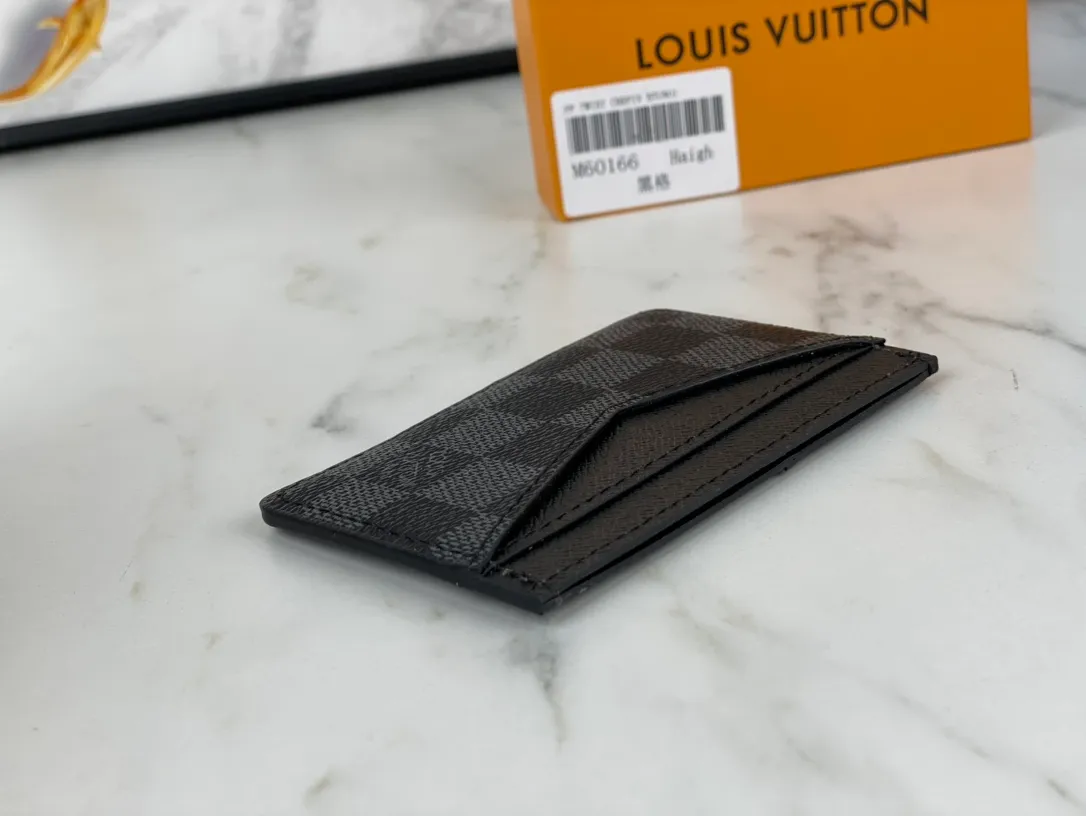 💰90💰M60166👏👏The Neo card holder made of Monogram Macassar canvas is the first choice for carrying important cards. Cowhide leather trim makes the classic Louis Vuitton pattern even more eye-catching. Dimensions: 11.0 x 7.0 x 0.6 cm