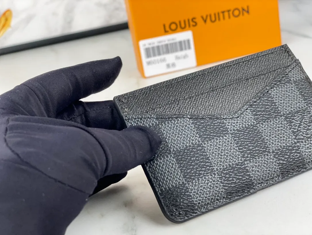 💰90💰M60166👏👏The Neo card holder made of Monogram Macassar canvas is the first choice for carrying important cards. Cowhide leather trim makes the classic Louis Vuitton pattern even more eye-catching. Dimensions: 11.0 x 7.0 x 0.6 cm