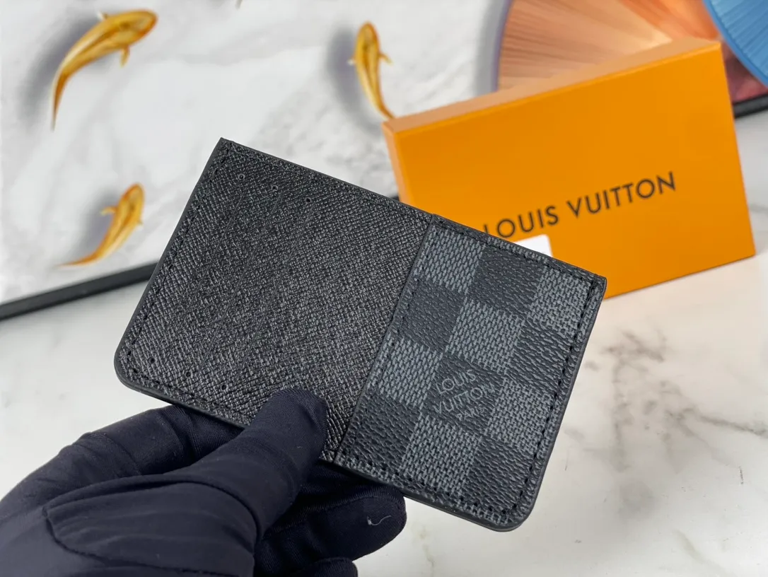 💰90💰M60166👏👏The Neo card holder made of Monogram Macassar canvas is the first choice for carrying important cards. Cowhide leather trim makes the classic Louis Vuitton pattern even more eye-catching. Dimensions: 11.0 x 7.0 x 0.6 cm
