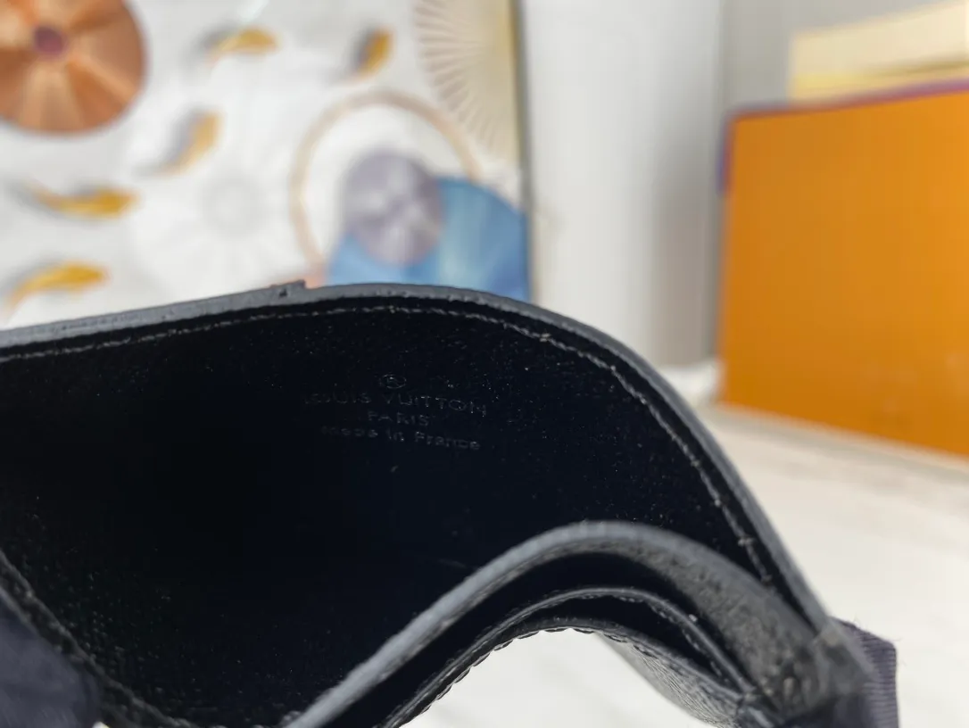 💰90💰M60166👏👏The Neo card holder made of Monogram Macassar canvas is the first choice for carrying important cards. Cowhide leather trim makes the classic Louis Vuitton pattern even more eye-catching. Dimensions: 11.0 x 7.0 x 0.6 cm