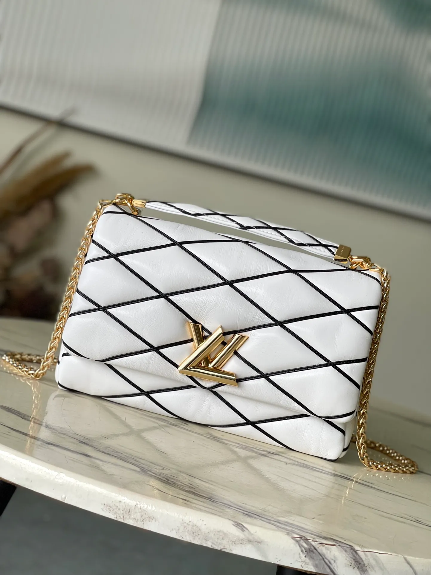 💰1460 (top layer leather) top quality original M23689 white GO-14 large handbag is made of spun and stitched sheepskin. It is opened with LV Twist twist lock and has an internal zipper pocket and a rear patch pocket with a mirror. The top handle and sliding chain are both detachable, enabling a variety of carrying methods. Dimensions: 31 × 19.5 × 11 cm
