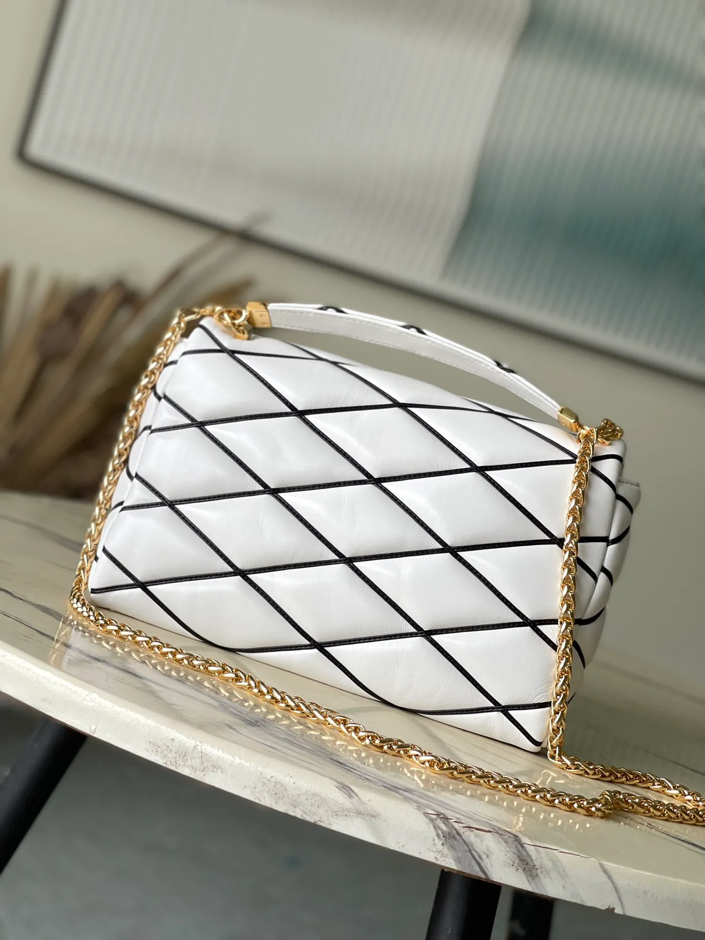 💰1460 (top layer leather) top quality original M23689 white GO-14 large handbag is made of spun and stitched sheepskin. It is opened with LV Twist twist lock and has an internal zipper pocket and a rear patch pocket with a mirror. The top handle and sliding chain are both detachable, enabling a variety of carrying methods. Dimensions: 31 × 19.5 × 11 cm