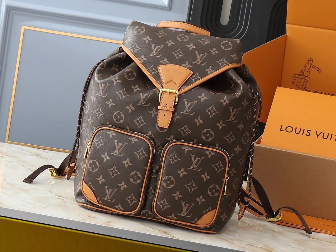 💰360💰Upgraded from the original M14198 M14015 Montsouris Cargo backpack, made of cow leather body and fabric lining, which looks bright and feels soft. The shiny cow leather exudes a luster similar to that of nylon, which can release dazzling light in any light. Front pocket with pearl zip. Dimensions: 34.0 x 40.0 x 17.0 cm (length x height x width)