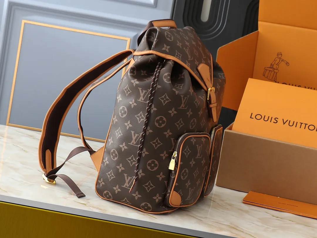 💰360💰Upgraded from the original M14198 M14015 Montsouris Cargo backpack, made of cow leather body and fabric lining, which looks bright and feels soft. The shiny cow leather exudes a luster similar to that of nylon, which can release dazzling light in any light. Front pocket with pearl zip. Dimensions: 34.0 x 40.0 x 17.0 cm (length x height x width)