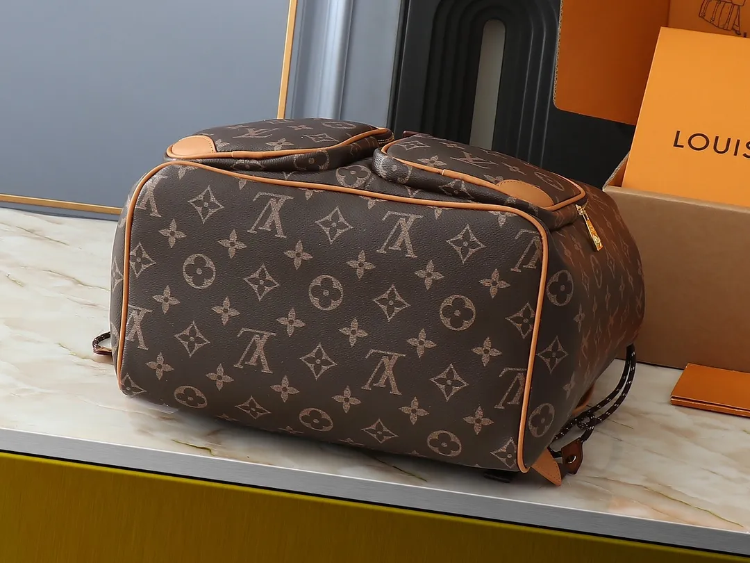 💰360💰Upgraded from the original M14198 M14015 Montsouris Cargo backpack, made of cow leather body and fabric lining, which looks bright and feels soft. The shiny cow leather exudes a luster similar to that of nylon, which can release dazzling light in any light. Front pocket with pearl zip. Dimensions: 34.0 x 40.0 x 17.0 cm (length x height x width)