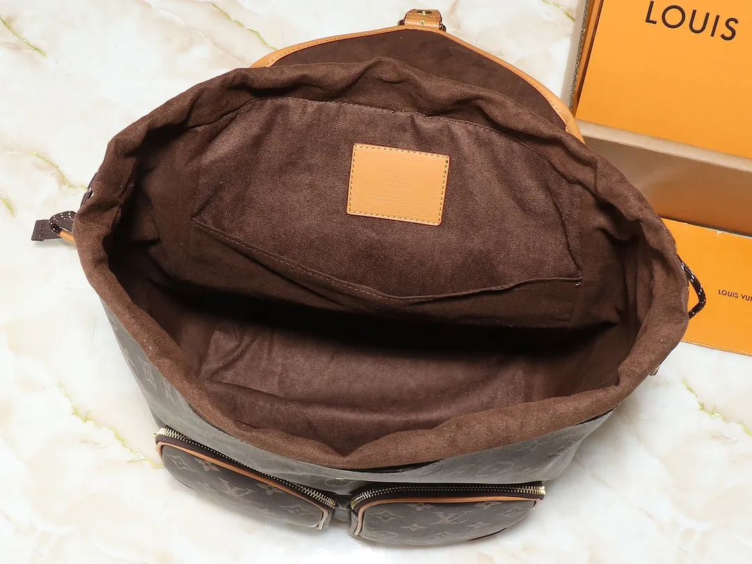💰360💰Upgraded from the original M14198 M14015 Montsouris Cargo backpack, made of cow leather body and fabric lining, which looks bright and feels soft. The shiny cow leather exudes a luster similar to that of nylon, which can release dazzling light in any light. Front pocket with pearl zip. Dimensions: 34.0 x 40.0 x 17.0 cm (length x height x width)