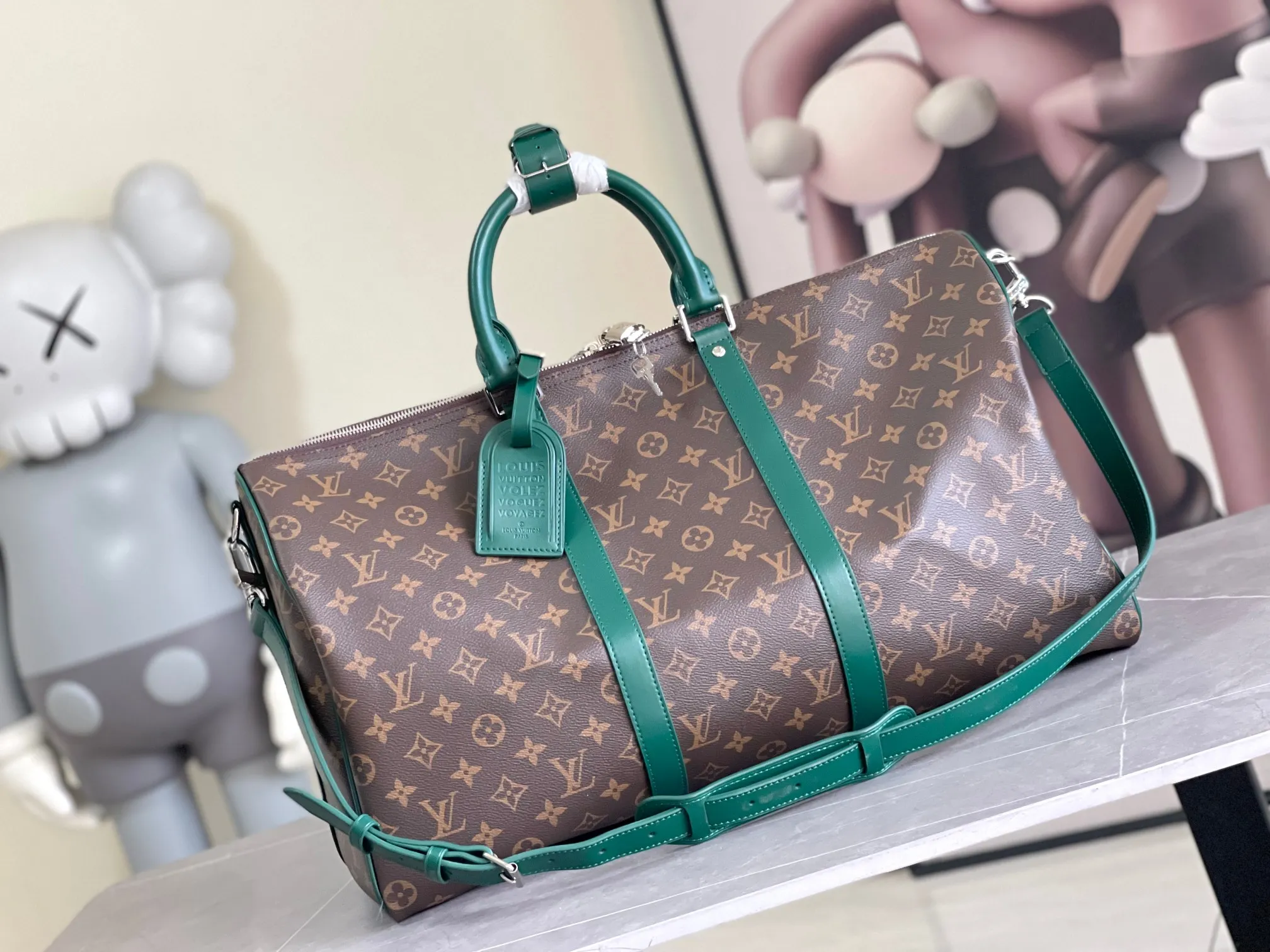 💰1140 Top Original M12634 Yellow M12633 Dark Blue M12629 Light Blue M12630 Dark Green Top Original This Keepall Bandoulière 50 travel bag is made of Monogram Macassar canvas, which simultaneously renders bright colors for the side straps, nameplate, fabric lining and top leather handle. The size of your carry-on luggage hides plenty of space. 50.0 x 29.0 x 23.0 cm (L x H x W) • Monogram Macassar coated canvas • Cow leather trim • Textile lining • Metal hardware • Carry-on dimensions • Double zipper closure • Padlock • Removable name tag • Internal zip pocket • Shoulder strap: removable, adjustable • Half-length strap: 36.0 cm • Half-length strap adjustable to: 50.0 cm • Handle: Double handle