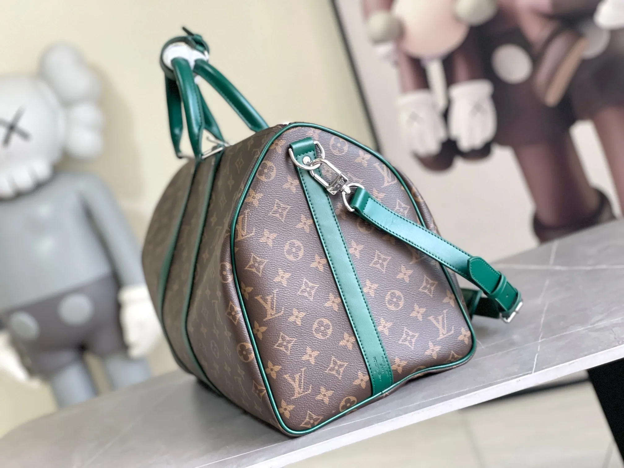 💰1140 Top Original M12634 Yellow M12633 Dark Blue M12629 Light Blue M12630 Dark Green Top Original This Keepall Bandoulière 50 travel bag is made of Monogram Macassar canvas, which simultaneously renders bright colors for the side straps, nameplate, fabric lining and top leather handle. The size of your carry-on luggage hides plenty of space. 50.0 x 29.0 x 23.0 cm (L x H x W) • Monogram Macassar coated canvas • Cow leather trim • Textile lining • Metal hardware • Carry-on dimensions • Double zipper closure • Padlock • Removable name tag • Internal zip pocket • Shoulder strap: removable, adjustable • Half-length strap: 36.0 cm • Half-length strap adjustable to: 50.0 cm • Handle: Double handle
