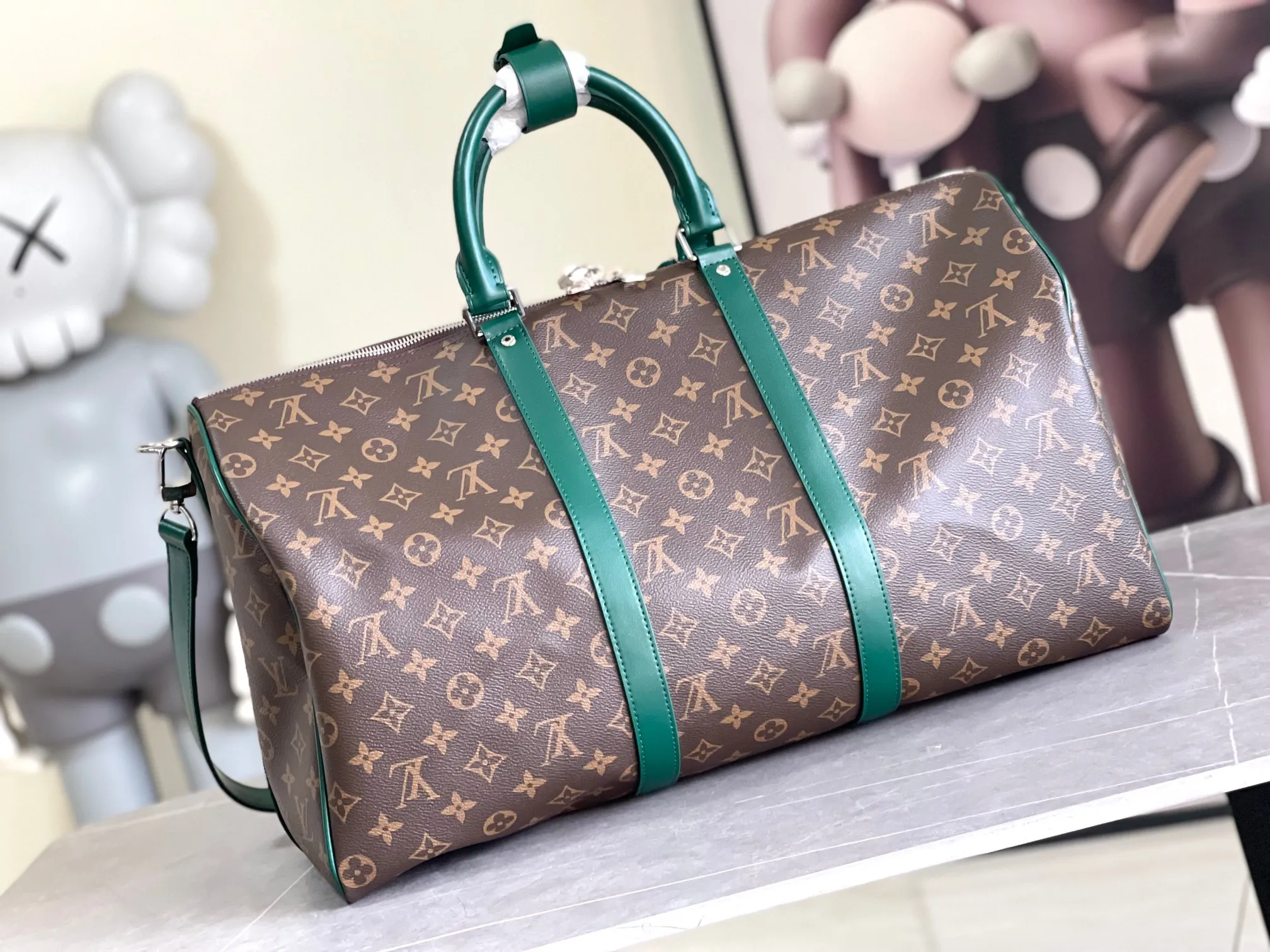 💰1140 Top Original M12634 Yellow M12633 Dark Blue M12629 Light Blue M12630 Dark Green Top Original This Keepall Bandoulière 50 travel bag is made of Monogram Macassar canvas, which simultaneously renders bright colors for the side straps, nameplate, fabric lining and top leather handle. The size of your carry-on luggage hides plenty of space. 50.0 x 29.0 x 23.0 cm (L x H x W) • Monogram Macassar coated canvas • Cow leather trim • Textile lining • Metal hardware • Carry-on dimensions • Double zipper closure • Padlock • Removable name tag • Internal zip pocket • Shoulder strap: removable, adjustable • Half-length strap: 36.0 cm • Half-length strap adjustable to: 50.0 cm • Handle: Double handle