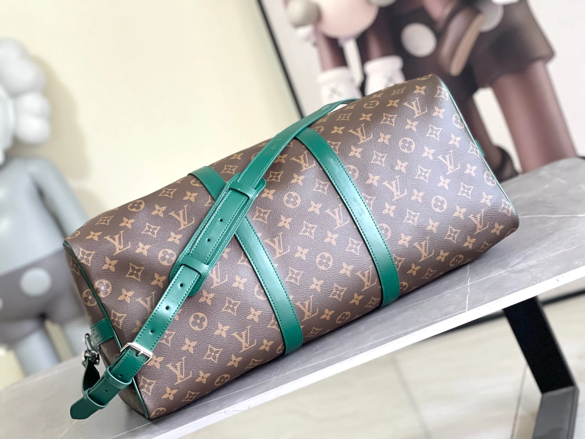 💰1140 Top Original M12634 Yellow M12633 Dark Blue M12629 Light Blue M12630 Dark Green Top Original This Keepall Bandoulière 50 travel bag is made of Monogram Macassar canvas, which simultaneously renders bright colors for the side straps, nameplate, fabric lining and top leather handle. The size of your carry-on luggage hides plenty of space. 50.0 x 29.0 x 23.0 cm (L x H x W) • Monogram Macassar coated canvas • Cow leather trim • Textile lining • Metal hardware • Carry-on dimensions • Double zipper closure • Padlock • Removable name tag • Internal zip pocket • Shoulder strap: removable, adjustable • Half-length strap: 36.0 cm • Half-length strap adjustable to: 50.0 cm • Handle: Double handle